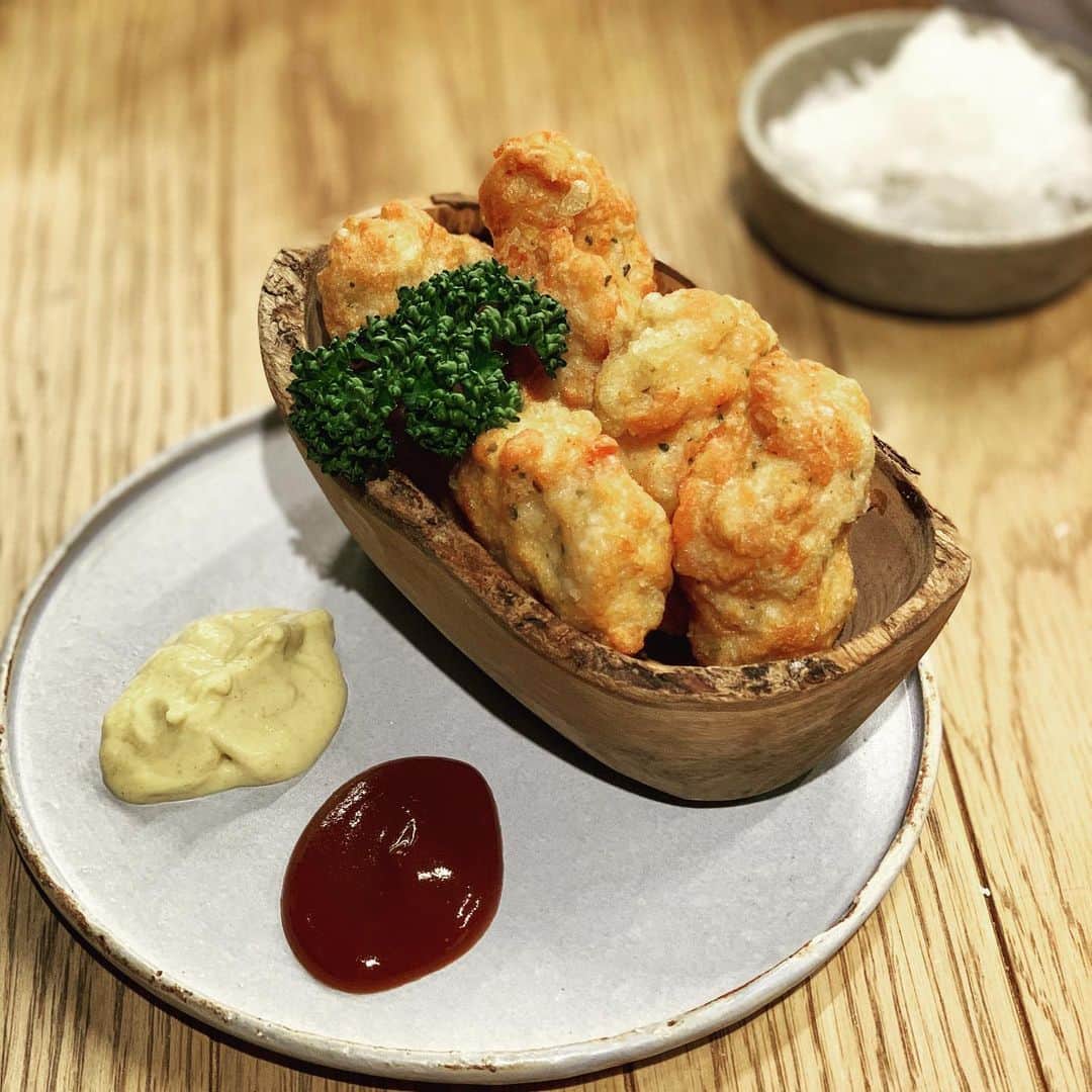 のインスタグラム：「ハーブの効かせた自家製チキンナゲット 2Fの名物はこちらです。  あっつあつを手でつかんで。 僕らが大好きなあのお店をリスペクト。  タカドノナゲット　¥590  もうすぐ。  #御園座ドライビルヂング #スタンドタカドノ」
