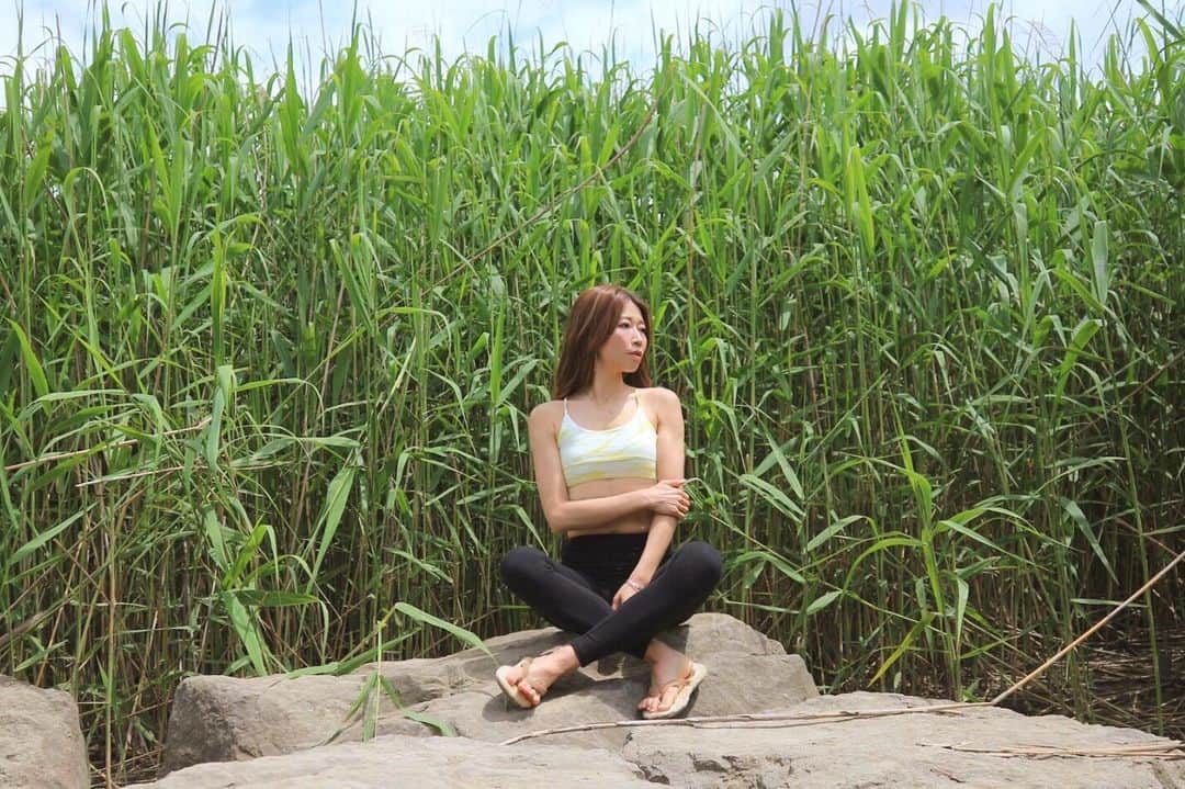 RENA のインスタグラム：「今週末は一段と冷え込んで寒くなって❄️ ． 来週末はまたもう一段階寒くなるらしい🎄 ． いよいよ明日で11月も終わって12月に突入🧑‍🎄 ． あったかくして乗り切ろう❤︎ ． 最近心身的な面でヨガの魅力をちょっとだけ感じる🧘‍♀️✨ ． 2020年は考え深い年になりました。 2021年は平和が戻ってきますように🌍 ． ． #夏が恋しい #さよなら秋 #こんにちは冬 #12月 #健康生活 #ヨガ #穏やかな時間 #goodbyefall #earth #hellodecember #healthylifestyle #nature #yoga #2020」
