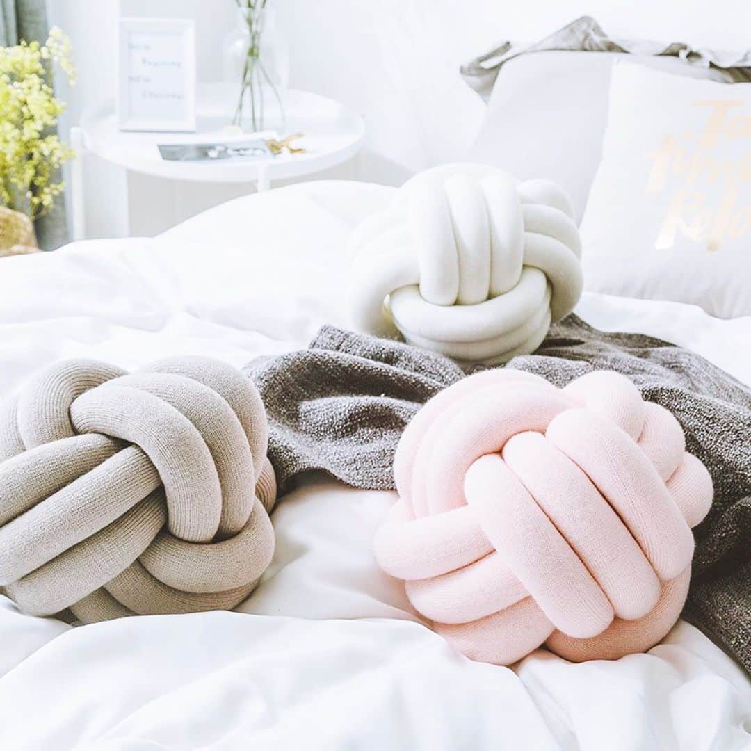 チップ＆ペッパーさんのインスタグラム写真 - (チップ＆ペッパーInstagram)「You can't ever get too many knot pillows #nordicknotpillow Free Worldwide Shipping 📦 . . . . . . . #knotpillow #knot #pillows #apartmenttherapy #cushions #interior4all #pillowknot #decorativepillows #interior123 #interior4inspo #interior_delux #interiordesign #myinterior #bohostyle #falldecor #cotton #handmade #ecofriendly #nordic #mynordicroom #bohemian #natural #stylraven #farmhouse #minimalisticstyle」11月29日 17時00分 - sarafernstrom_