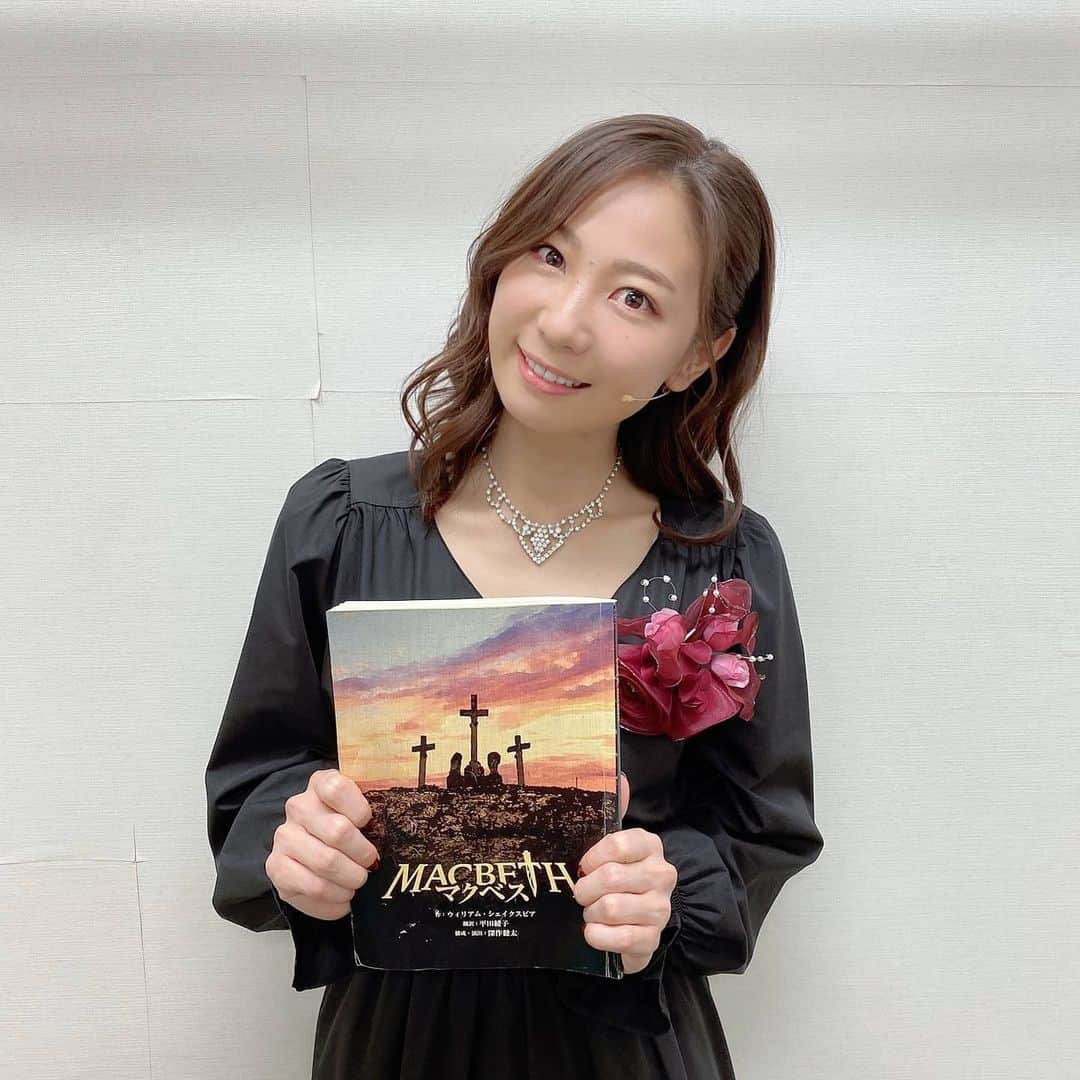 のインスタグラム：「朗読劇【マクベス】ご来場ありがとうございました！  わたしは主にマクベス夫人役で出演いたしました。  まさか人生で【マクベス】に演者として携わる日が来るなんて、とても恐れ多くずっと不安でしたが…光栄な機会だなと開き直って楽しんでもいました。 ただただご縁に感謝です。  キャスト、スタッフ、そしてお客様と味わった、むせかえるような濃厚な物語は最高でした。  共に駆け抜けてくださりありがとうございました！  支えてくださった制作スタッフの皆様はもちろん、キャスト陣も真剣なのに面白くて稽古など色々楽しかった～！ また何かの機会でお話ししますね👍  ではまた！  #朗読劇 #マクベス #安済知佳」