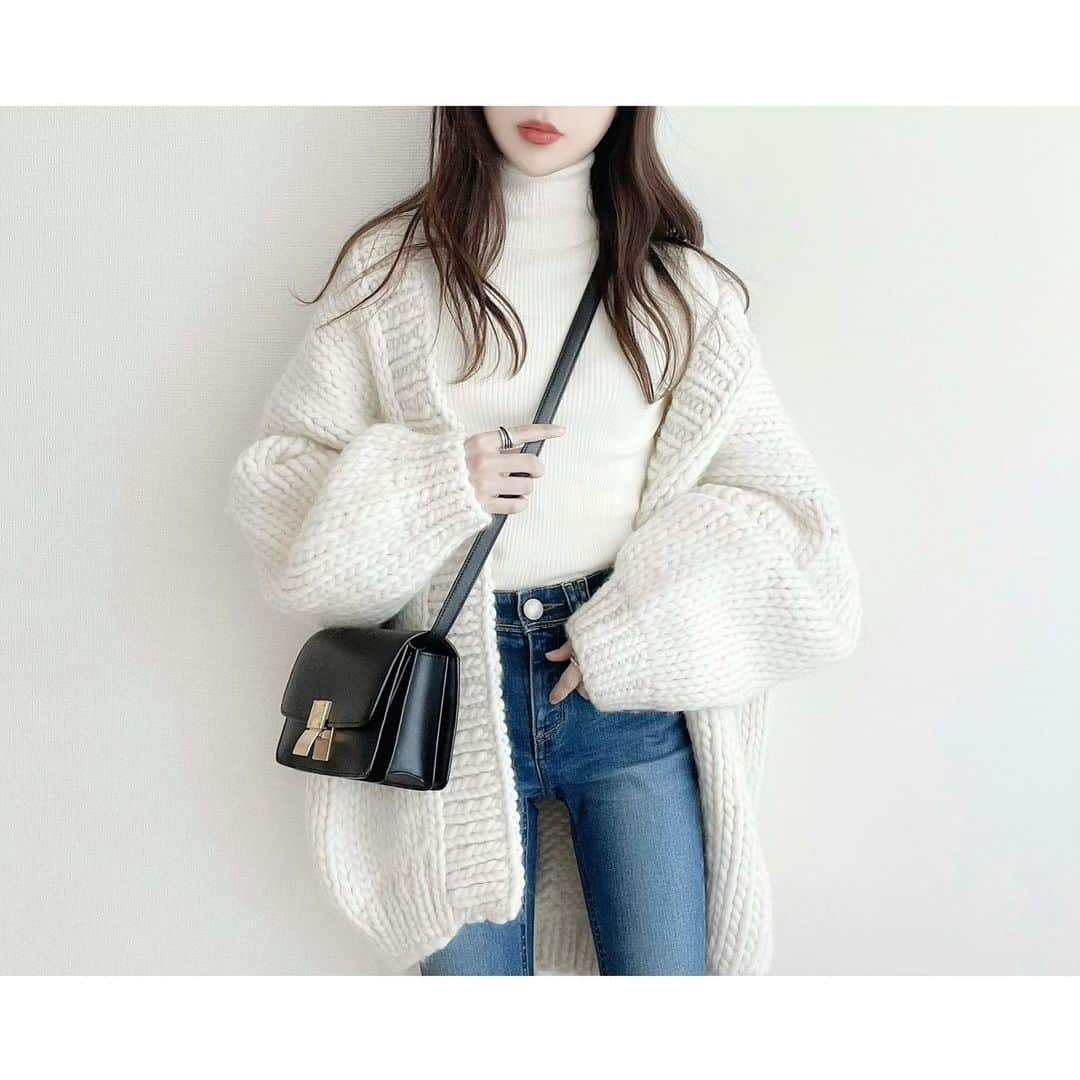 kumiのインスタグラム：「ㅤㅤㅤ﻿﻿ ㅤㅤㅤ﻿﻿ 今日のデート服☽☺︎☺︎  cardigan #ilovemrmittens  knit #uniqlo denim #yanuk bag #celine  冬っぽくホワイトでまとめてみた。  かなり使えるユニクロの リブタートルネックセーター。  色違いで持ってるけれど、本当に出番が多い♡  ㅤㅤㅤ﻿﻿ ㅤㅤㅤ﻿﻿」