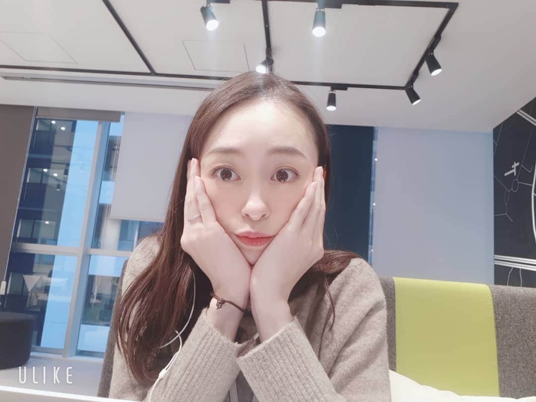 瞳ゆゆのインスタグラム：「今日もお疲れ様でした😊  願書撮影前の相談会でした。 その内容はこちらにて。 @grantsienne_official   なんとも言えない顔。 飲みたい。  #宝塚 #宝塚歌劇 #宝塚歌劇団 #宝塚音楽学校」