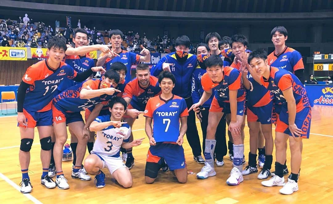 高橋健太郎のインスタグラム：「7勝目🐉✨ ホームゲーム2連戦しっかり勝つ事ができました👊 ホームで強いARROWSの姿をファンの皆様にお見せする事が出来て嬉しいです🙇‍♂️🙇‍♂️ 個人としては不甲斐ない部分もありましたが、富松さんに助けていただきました🙇‍♂️🙇‍♂️🙇‍♂️ また来週も応援よろしくお願いします👏👏 #TORAYARROWS #BLUEHOT #このはなアリーナ」