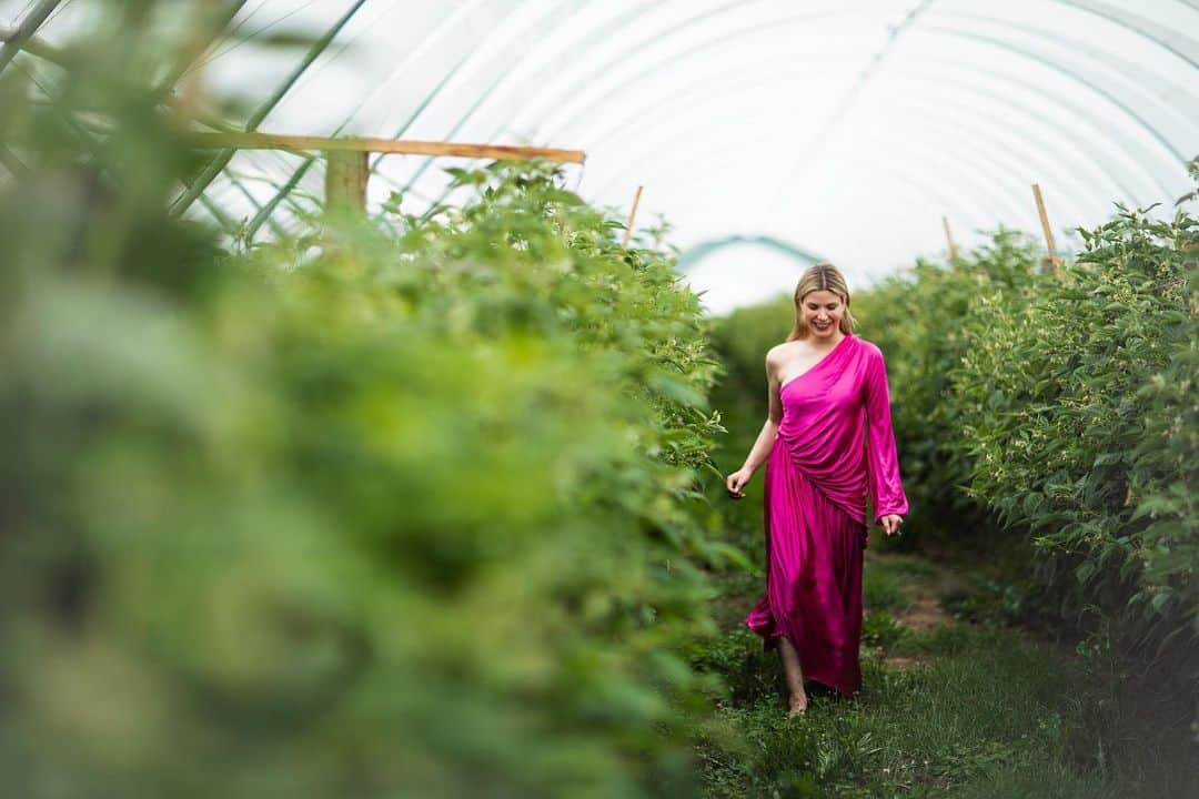 RJMStyleのインスタグラム：「The hi-light of our trip to #Tasmania was visiting our friends #berryfarm 🍓we collected rasberries and strawberries at sunset. We collected enough that every morning we had berry smoothies for breakfast it was delicious. The taste of berries freshly picked was soooo yummy I can’t wait to go back. #berriedintas @berriedintas」