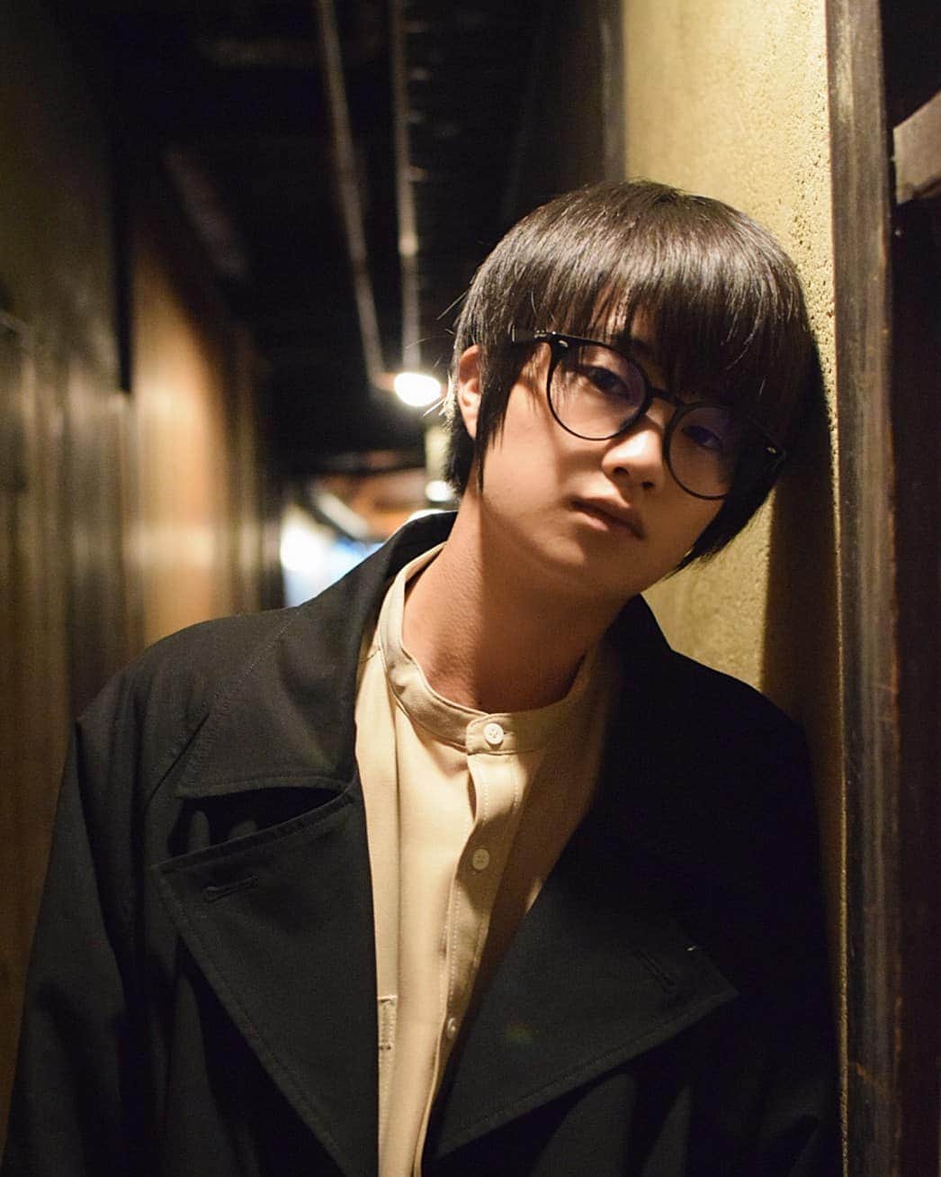 外山将平のインスタグラム：「夜ご飯何食べようかな！  photo by:key #作品撮り #ノーセット #photooftheday#camera#portrait#model#外山将平#役者#俳優#今日の外山#ootd#Nikon#一重 #写真#撮影#カメラ#ポートレート#ファインダー越しの私の世界#カメラ好きな人と繋がりたい#黒髪#メガネ男子#秋#autumn#fashion#被写体モデル#男の子 #京都観光」