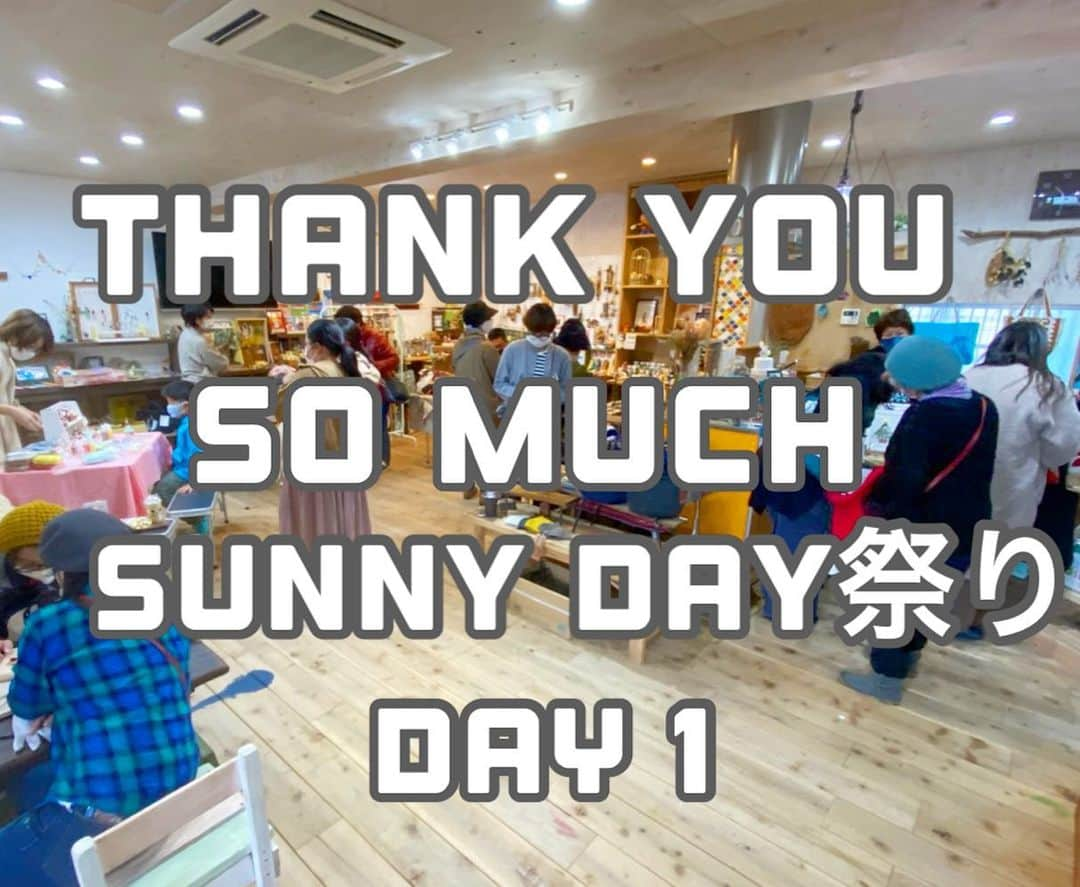 SUNNYDAY工務店さんのインスタグラム写真 - (SUNNYDAY工務店Instagram)「・ ちいさなサニーデイ祭り 〜DAY1〜  お越し頂きありがとうございました😊☀️ 気持ちの良いお天気でしたぁ  朝からたくさんの方に来て頂き、ステンドグラスのWSは諦めて帰られる方もいて 申し訳ございませんでした。  皆様目的のモノをゲット出来たでしょうか？  来週12\6(日)は メンバーはガラリとかわり また違った雰囲気で開催致します✨ 〜DAY2〜も お楽しみにっ！  本日ご参加頂いた @mk_works426 さん @kinaco_0305 さん @ririan0102 さん @shie_inoue さん @kitokito_kilt さん カフェ @cafe_bloom_h さん ありがとうございました💓  ・ #sunnyday工務店#sunnydaykohmuten#サニーデイ工務店#工務店#大阪工務店#忠岡#泉大津#和泉市#岸和田#自然素材#自然素材のおうち#自然塗料#体に優しいおうち#注文住宅#大阪注文住宅 #ハンドメイド#雑貨#新築#リフォーム#サニーデイ祭り#ちいさなサニーデイ祭り」11月29日 17時10分 - sunnyday_321