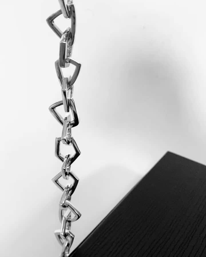 ホアキンベラオのインスタグラム：「Lo interesante de esta cadena de  eslabones geométricos,son irregulares . Se hace en collar y pulsera en oro y plata. Pura artesanía」