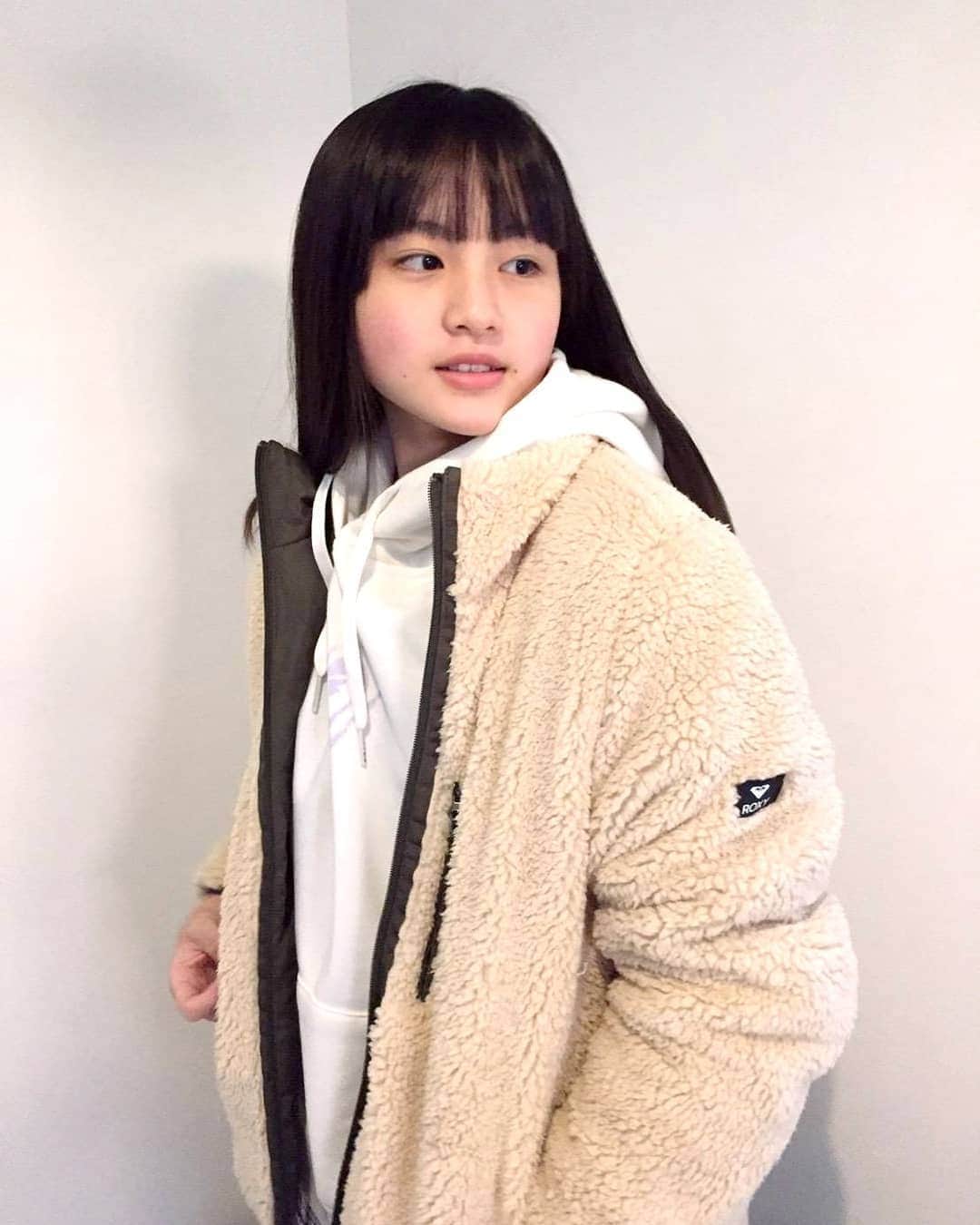 丸本凛のインスタグラム：「UFOキャッチャーで、大きなスヌーピーを６回目で取りました!🐶🛸 #photooftheday#ootd#instagood#instamood#15歳#中3#白パーカー#パーカーコーデ#パーカー女子」
