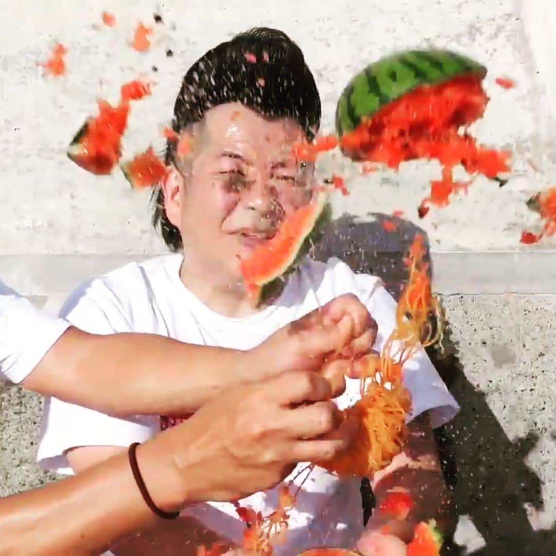 タイガー福田のインスタグラム：「真夏のスイカ爆弾」