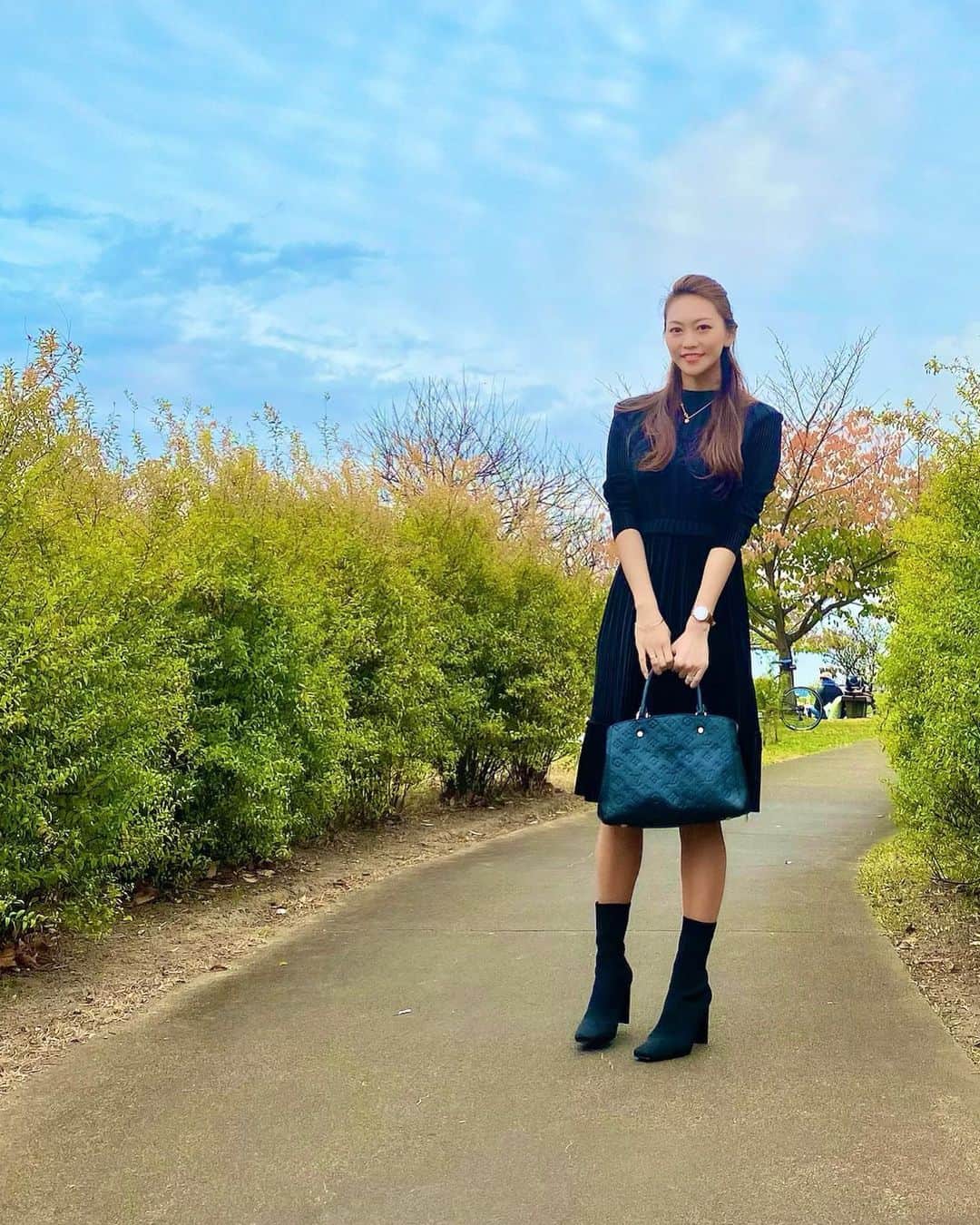SAORIのインスタグラム：「このワンピが着れる時期になったな👗 ベロアっぽい生地が可愛い😍❤️ dress: @textbook_clothing . ✾ watch & ring: @danielwellington . 2020年最大のDW Black Fridayセール 11月20日～30日まで期間限定実施中🧡 ✅公式サイトwww.danielwellington.com/jp や 直営店舗にて最大50％OFF ✅15％OFFクーポンコード→【sao34】 併用OKでさらにお得🙌 ぜひ使ってね♡♡♡ . @danielwellington #ダニエルウェリントン  #dwブラックフライデー #東京 #tokyo #港区 #高身長女子 #model #モデル #influencer #インフルエンサー #instagramer #インスタグラマー #ambassador #アンバサダー #フリーモデル #ポートレートモデル #カメラマンさんと繋がりたい #ポトレ #ポトレのセカイ #ビジョラダ #美女jp #ビジョフォ #ビジョナビ」