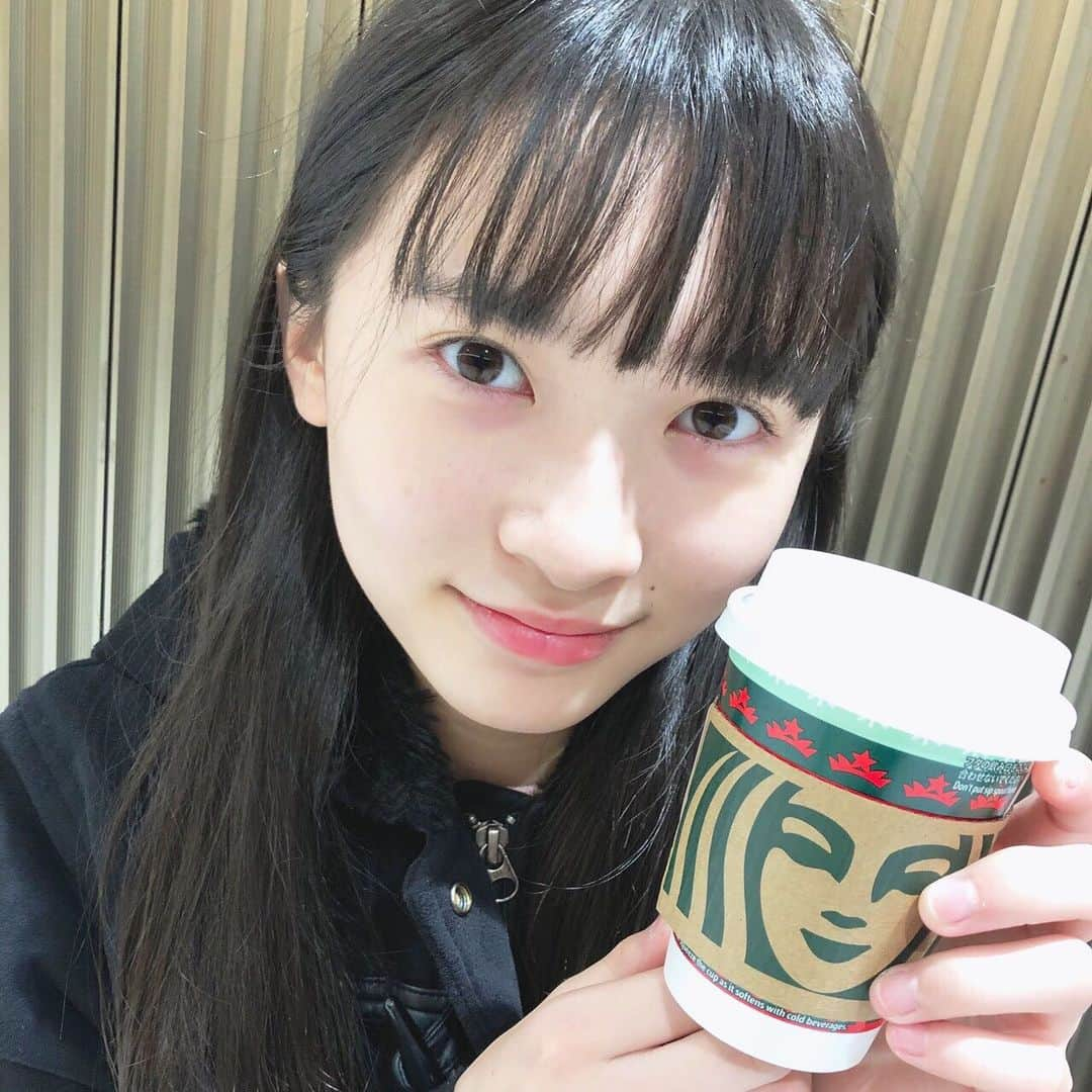 桧山ありすさんのインスタグラム写真 - (桧山ありすInstagram)「寒くて寒くて⛄️ スタバの｢抹茶×抹茶 ホワイト チョコレート｣を飲んだよ😊💕 抹茶好きのありすにとっては最高の1品でした✨ チョコも入ってて苦くないからオススメだよ～(* ´ ˘ ` *)  あと❗️いろんなプチモさんも紹介したていた、ニコ☆プチでお世話になっているスタイリストの服部裕子さんが｢12歳のスタイルブック｣という本を出版されました😆 可愛い❤️がたくさん詰まっている本で、これを読めばオシャレをたくさん勉強できるよ♡♡ みんながオススメする理由がよくわかる！( ᴗ ̫ ᴗ )♡  最近忙しくてあまりゆっくり読書する時間がないんだけど、移動の時とかちょっと時間ができたらすぐ読めるように持ち歩いてる！！内容がわかりやすいからスッと入ってくるよ❤︎  本屋さんとかで皆も探してみてね～( *´꒳`*)੭"  #ニコプチ #プチモ #桧山ありす #スタバ #12歳のスタイルブック #服部裕子 さん」11月29日 17時13分 - alice.hiyama