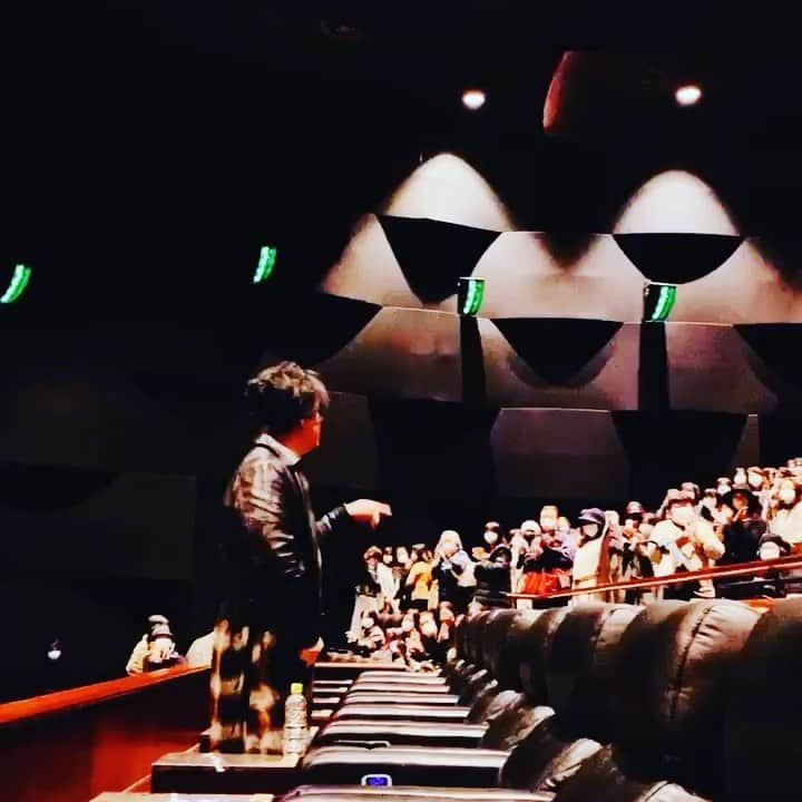 渋谷慶一郎のインスタグラム：「映画終わって帰ろうとしたら拍手ががが！ありがとう🙇‍♂️🙇‍♂️👼🙇‍♂️🙇‍♂️」