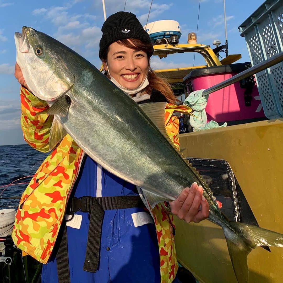 のインスタグラム：「最近更新してなさ過ぎて釣り写真たまってきたなう😂  そして自分が釣ったわけでもないやつを あたかも自分が釣ったように写真を撮る私の写真。 ズルだ こんなのズルだ。  でも、一緒に興奮した思い出。 夕陽で映え〜❤️  #インチキグラム #ブリ #釣り #釣りガール #釣り好きな人と繋がりたい #釣り女子 #釣りスタグラム #釣り好き #釣りバカ」