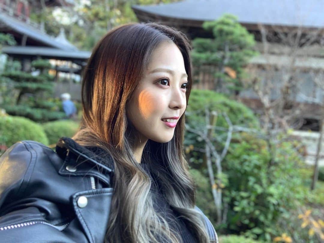 大矢ひな（ヒナ）のインスタグラム：「ポートレート神⭐️ 紅葉見に行ったけど 全然紅葉なかった🤪笑 道路中ミカンだらけだった🍊 ． ． ． #紅葉#ポートレート#自撮り#静岡」