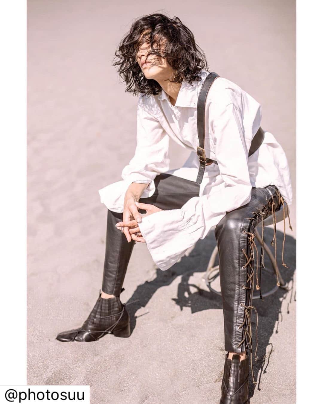のインスタグラム：「スタイリングを担当させていただきました Swell Vintageの商品や私物を使わせていただいたlookとなります  ご一緒させていただきました皆さまありがとうございました  . . . .  Works  Shoes Brandの Lookのディレクションを担当しました。  荒井弘史靴研究所  皆さんありがとうございます~  Model @sara___yuri   Hair&make @kimura_kazuma   Stylist @meg_swellvtg   衣装協力 @swellvtgshop   Photograher  @photosuu   Photo Assistant  @ry0shimizu   Stylist Assistant  @moooonbow_mikiki   #荒井弘史靴研究所  #fashionphotography  #yoshikisuzukiphotography  #blackandwhitephotography  #shoesdesigner」