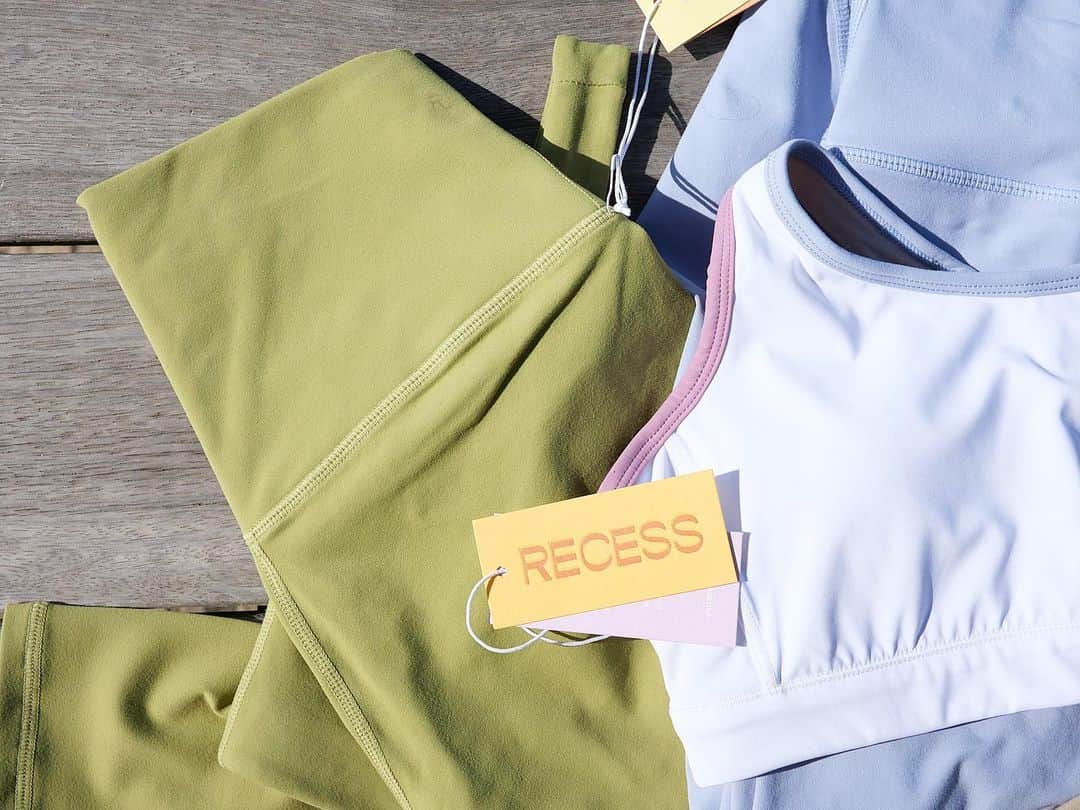 アン・カーティスのインスタグラム：「We can’t wait to RECESS with you!!  Just a few more sleeps! @our.recess  💚💛💙🤍💜❤️🧡」