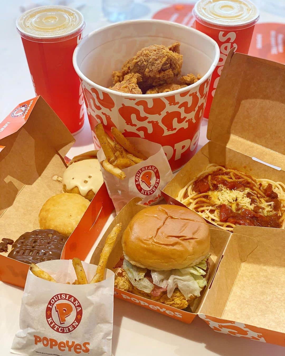 Alexa Ilacadさんのインスタグラム写真 - (Alexa IlacadInstagram)「After craving for the longest time, I was finally able to get my hands on my favorite bucket of chicken, biscuits, and other treats from @popeyesph! 🧡 #PopeyesPH #PopeyesChicken #PopeyesMOA #PopeyesInAClick @popeyesph」11月29日 17時21分 - alexailacad