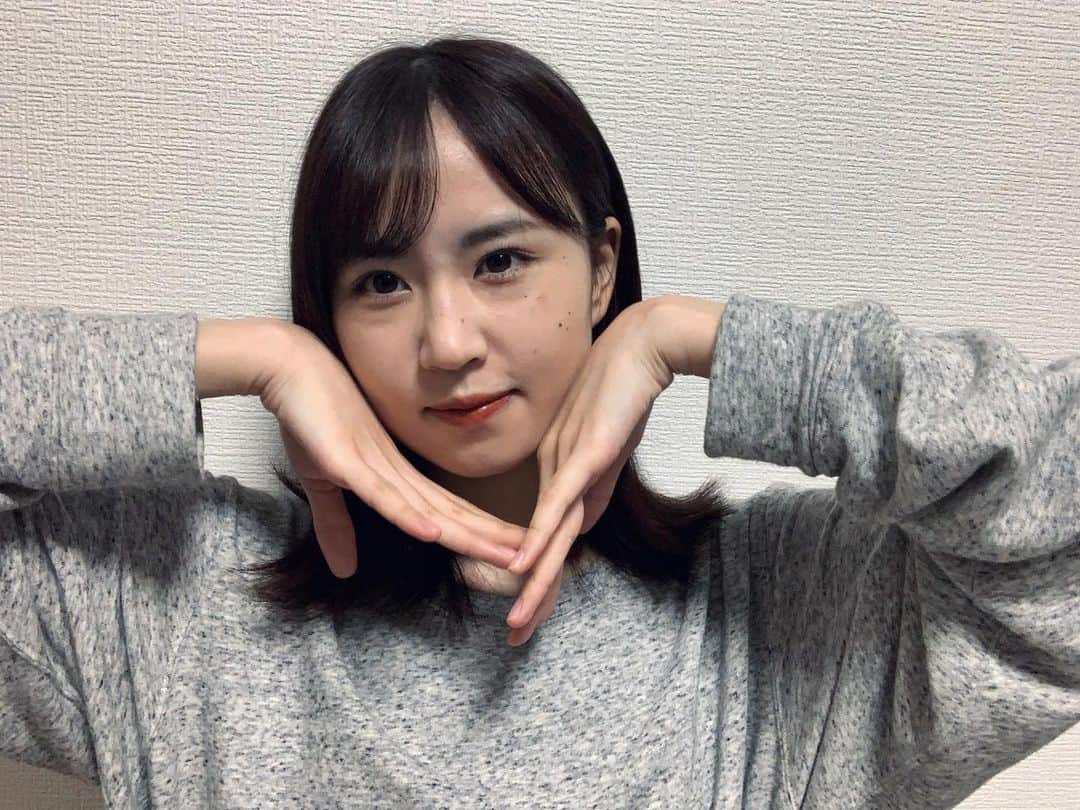 古賀成美さんのインスタグラム写真 - (古賀成美Instagram)「. 小顔ポーズ？？みたいな、よく分からないポーズ🙂😆笑 . . 最近、iPhoneカメラのフィルタでドラマチック(冷たい)にハマってます。この写真はドラマチック(冷たい)の48ぐらいに調節しました🙂 . . #寝巻き #ユニクロ #めっちゃおすすめ」11月29日 17時22分 - narunaru_330