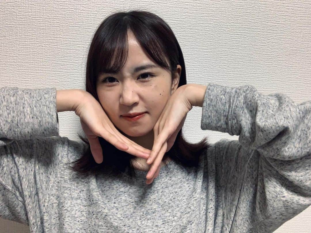 古賀成美さんのインスタグラム写真 - (古賀成美Instagram)「. 小顔ポーズ？？みたいな、よく分からないポーズ🙂😆笑 . . 最近、iPhoneカメラのフィルタでドラマチック(冷たい)にハマってます。この写真はドラマチック(冷たい)の48ぐらいに調節しました🙂 . . #寝巻き #ユニクロ #めっちゃおすすめ」11月29日 17時22分 - narunaru_330