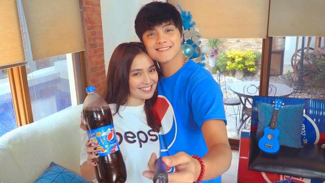 Kathryn Bernardoさんのインスタグラム写真 - (Kathryn BernardoInstagram)「Calling the Pepsi fam! Anong favorite food niyo na best paired with @pepsiphilippines? 💙  Would love to see your faves! Don’t forget to use the hashtags:  #PepsiLovesChristmas #PepsiHandaan」11月29日 17時23分 - bernardokath