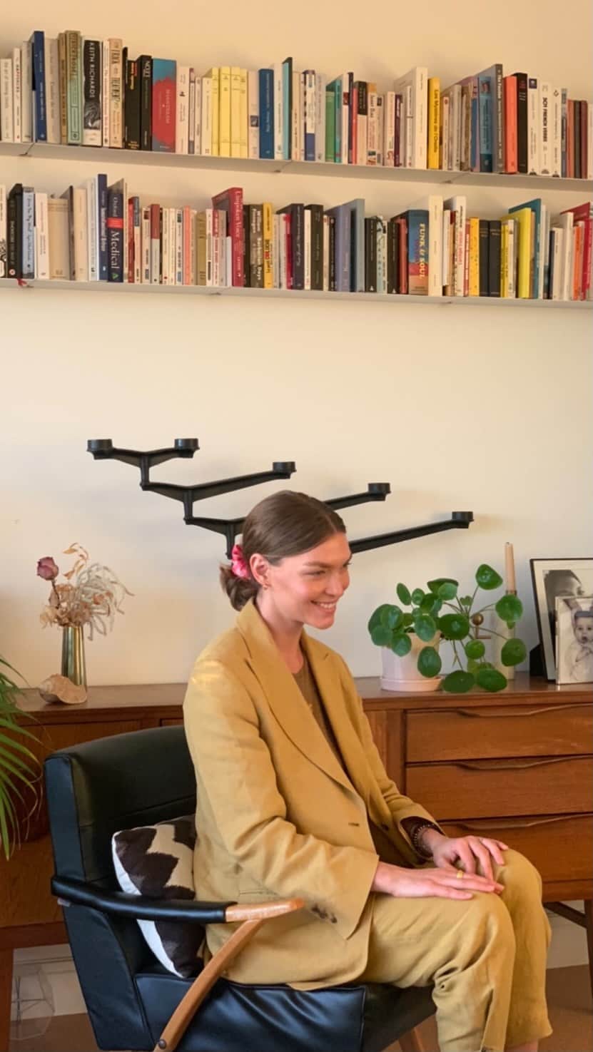 アリゾナ・ミューズのインスタグラム：「Here’s an inspiration talk I did for @cambridgeuniversity about my environmental activism, tips for living a more sustainable life and all things Climate Change. It’s a great “get to know me” video, a little long... but so is the journey I’ve been on! I’m so pleased to see this is now a topic being shared with students 🙏 Thank you @cambridgeuniversity @cambridgeupelt」