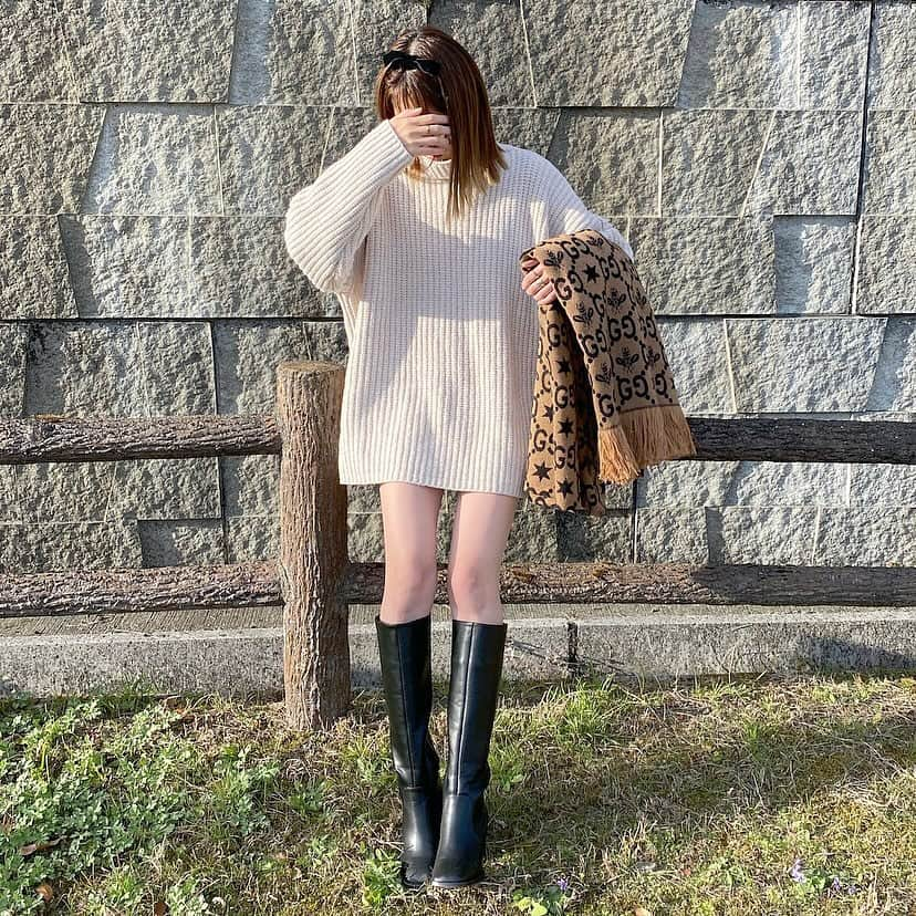 Maiさんのインスタグラム写真 - (MaiInstagram)「・ @gucci のストールは去年買ったやつ💛🐝⭐️ ・ #ootd #ニット #mite_official #ブーツ #moussy #gucci」11月29日 17時36分 - maimaimai1016