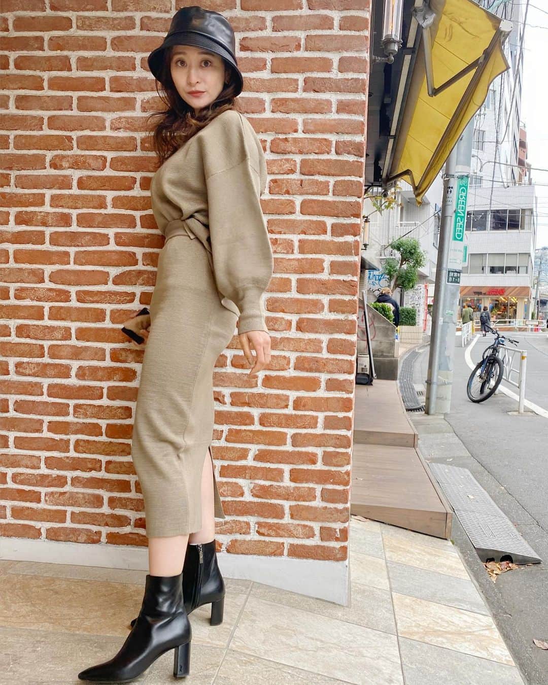 難波礼華のインスタグラム：「なんだか最近同じ色合いの服ばっかりw ベージュとかブラウンとかアースカラー好き😘❤️ @urs_official  色味一緒でも生地とデザインが違うと雰囲気もだいぶ変わる❤️#urs #ユアーズ #urs_styling #urs_official  #ミラノリブニットセットアップ」