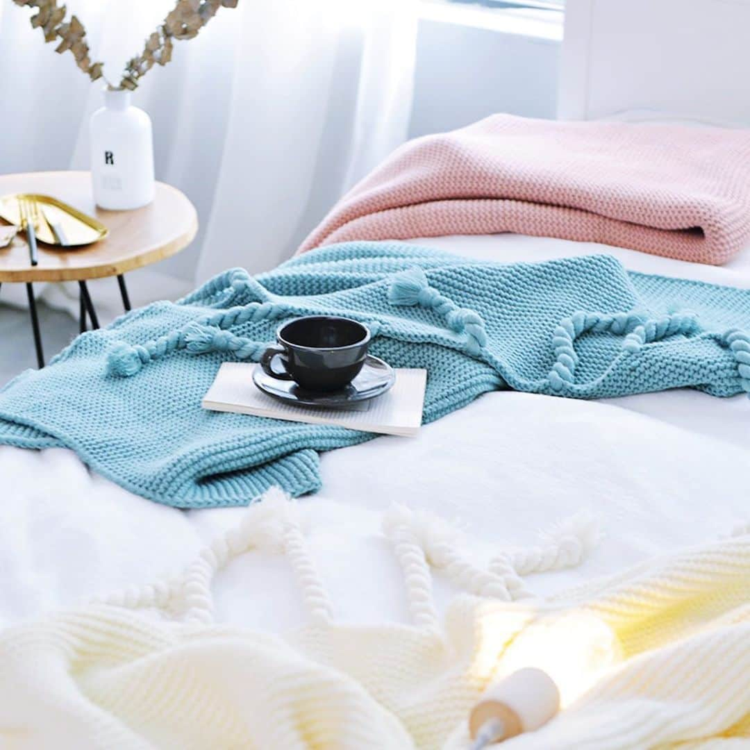 チップ＆ペッパーさんのインスタグラム写真 - (チップ＆ペッパーInstagram)「Cozy throwblankets with long tassels. Free Worldwide Shipping 📦 . . . . . . . #throwblanket #knit #blanket #apartmenttherapy #blankets #interior4all #fall2020 #thanksgivingdecor #interior123 #interior4inspo #interior_delux #interiordesign #myinterior #bohostyle #falldecor #cotton #handmade #ecofriendly #softaesthetic #mynordicroom #bohemian #natural #stylraven #farmhouse #minimalisticstyle」11月29日 17時28分 - sarafernstrom_