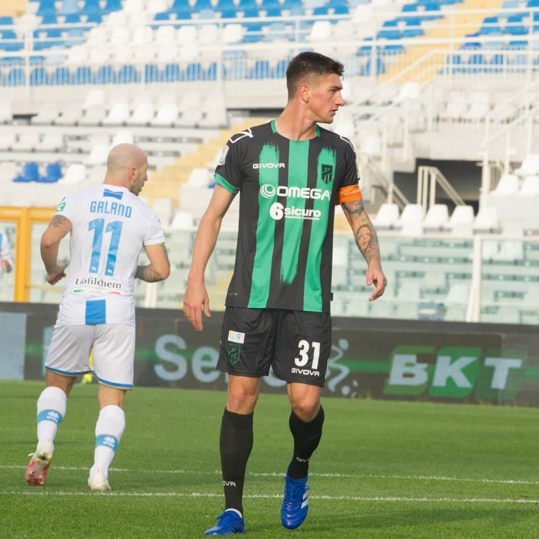 ミケーレ・カンポレーゼのインスタグラム：「Vittoria esterna importante . Avanti ramarri 🦎 #PescaraPordenone#serieb#Vittoria#stadioadriatico#pordenone#MC31」