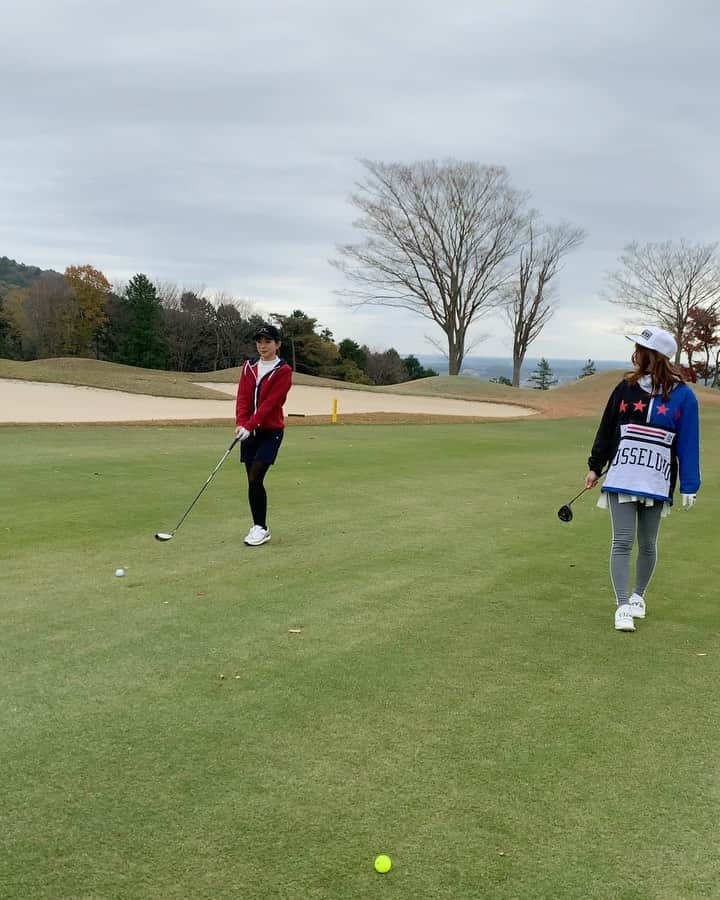 あやごるふのインスタグラム：「👭﻿ ﻿ ﻿ 皆さんももうお馴染み、﻿ 理加ちゃんと1st shotが同じ場所に行く現象。﻿ @rinrikagolf  ﻿ この動画はどっちもお互い不調ショット💦﻿ ﻿ 動画には無いけど﻿ この日は2人してよくバンカーに入ったな😂﻿ ﻿ ﻿ しかし、﻿ ここまで似たり寄ったりなのに﻿ アプローチとパターに大きな差があるから﻿ 理加ちゃんにはいつも10打位差をつけられます🤣💦﻿ ﻿ 私も上手くなれるように頑張ろーーー。﻿ ﻿ ﻿」