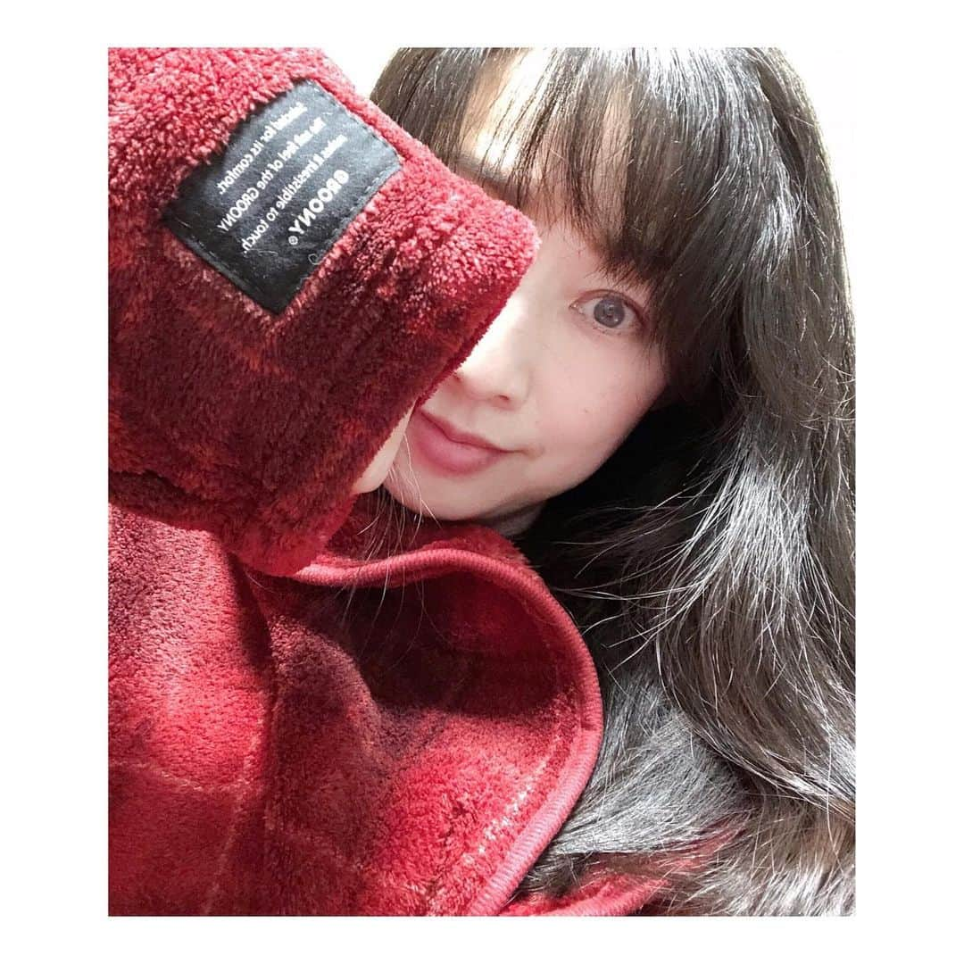 理絵さんのインスタグラム写真 - (理絵Instagram)「寒い〜🥶  むかしLOWYAのパーティーで戴いた着る毛布(ルームウェア)を引っ張り出してきました❤️  #LOWYA #着る毛布 #ルームウェア」11月29日 17時32分 - ____rie____