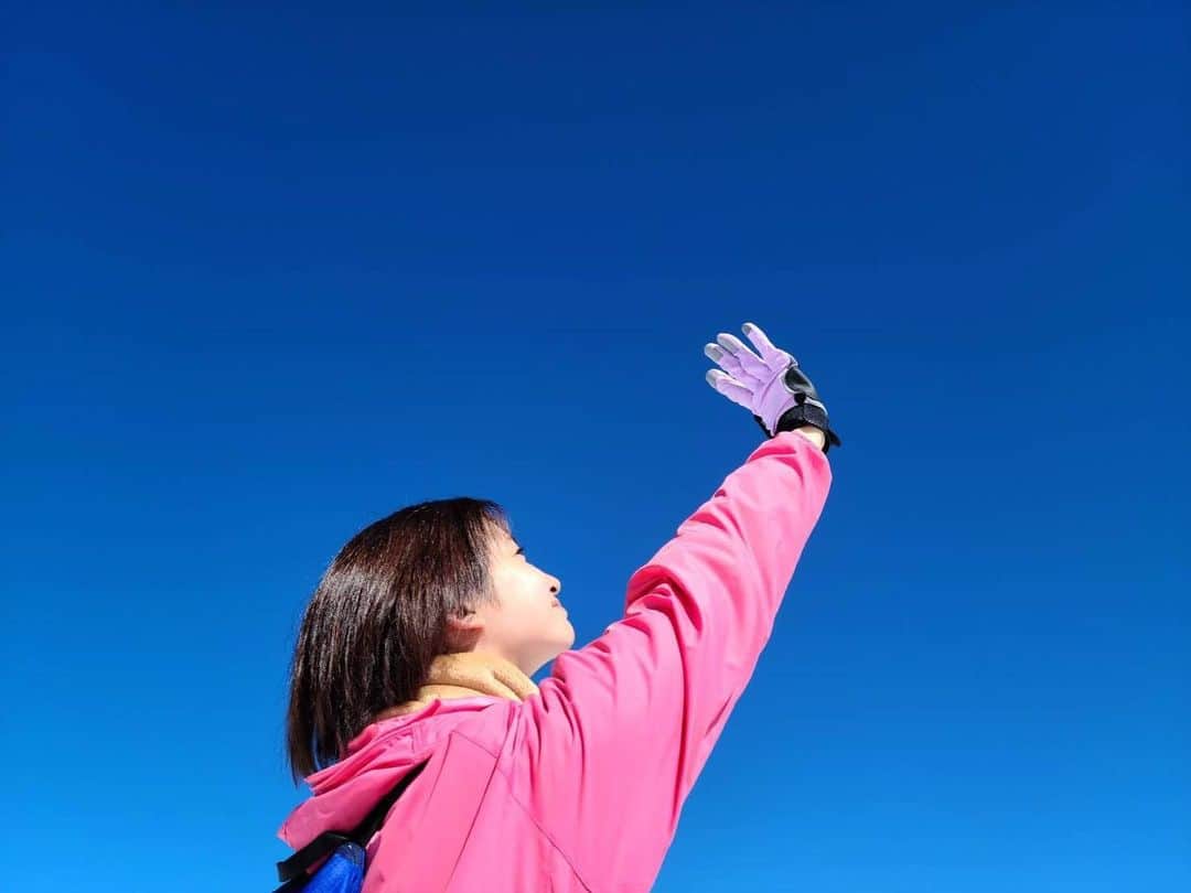 小泉遥のインスタグラム：「加工なしでこの空の青さ🌏」
