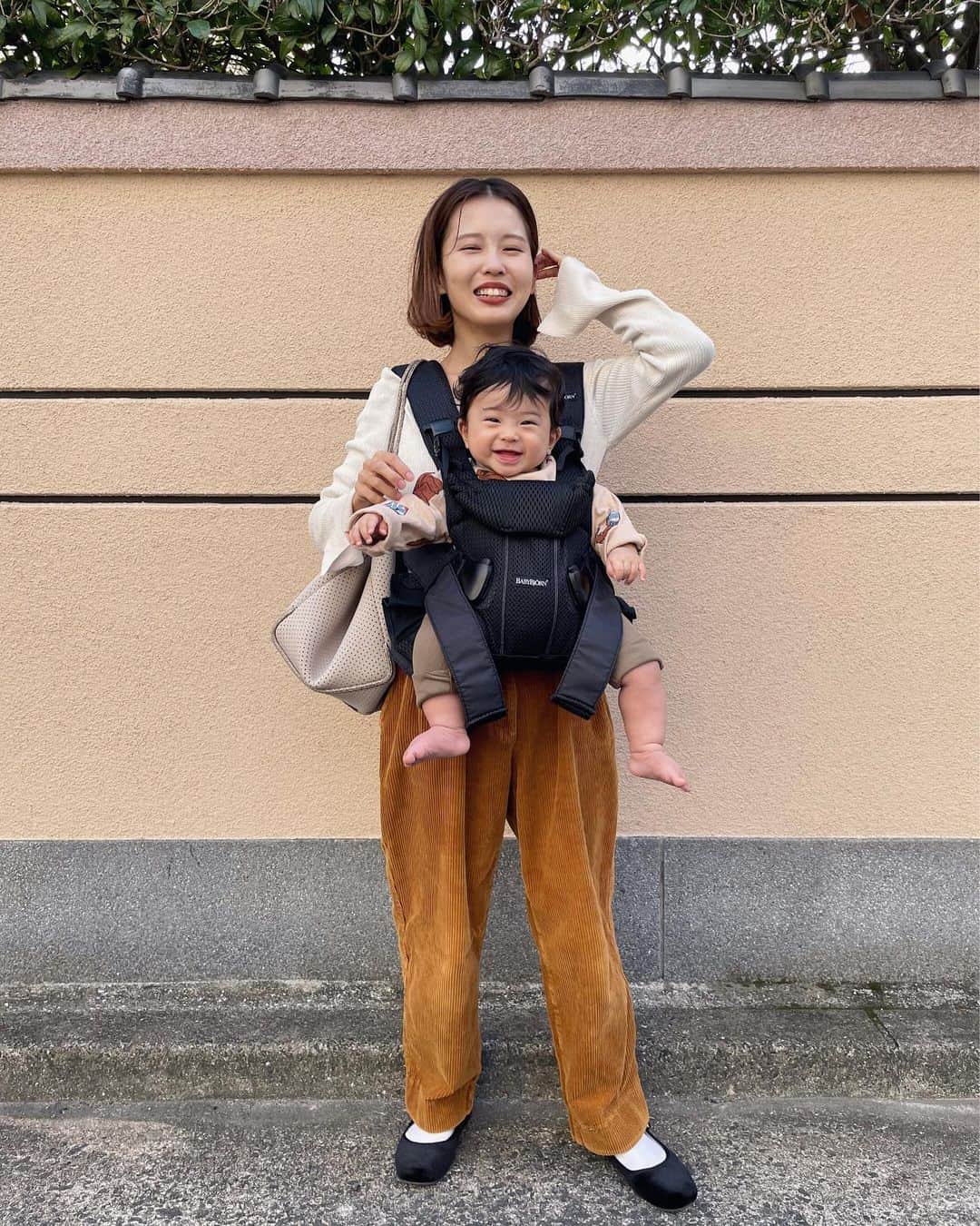 のインスタグラム：「最近　@babybjornのONE KAIを 夫用にプレゼントしました🎁 抱っこ紐色々使ってみているのですが やっぱり気になって、、、ということもあり 自分も使ってみたくてベビービョルンのを プレゼント🌕自分と夫でサイズ調整して 使うのが面倒だな〜と思ってそれぞれって 購入したのですがONE KAIは サイズ調整もほんっと楽でついつい 私も使ってしまっています。 何より手を後ろに回したりっていう 動作がないので着脱も簡単☕️ コットンとメッシュの2タイプあるのですが、 わたしはメッシュタイプを持っています♡ 新生児から約3歳まで使えるみたいなので 長い期間活躍しそう。ちなみに抱き方は 4通りの抱っこ、おんぶができます🐥 ショルダーパッドもしっかりしていて肩も楽！ 日本人の体格を考慮して作られているものみたいなので フィットしやすく負担が少なく感じました✨ . #babybjorn#ベビービョルン#ad#抱っこ紐#ベビー用品#出産準備#抱っこひも#新生児#育児グッズ#赤ちゃんのいる暮らし#プレママ#令和ベビー#ベビーグッズ」