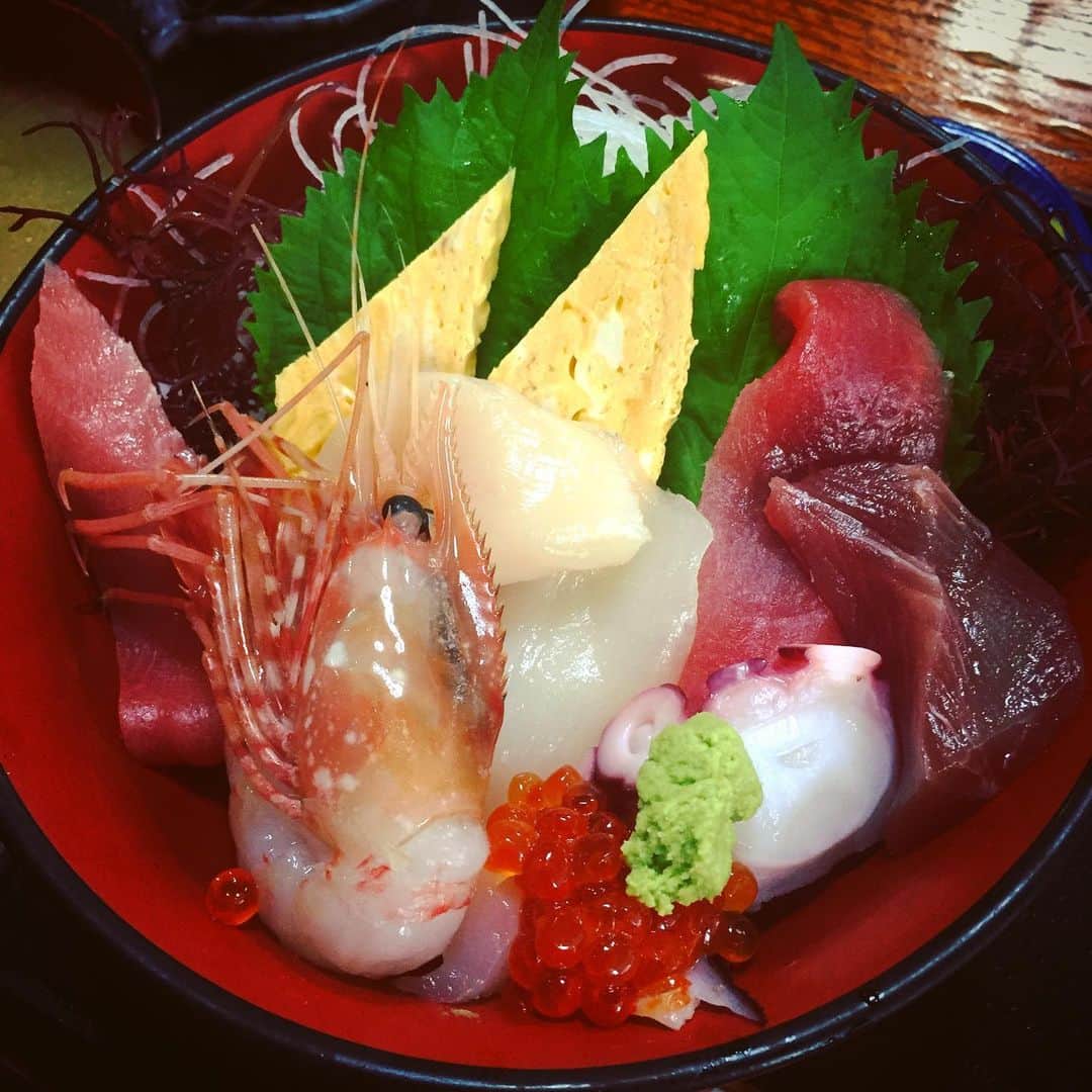 大岡源一郎のインスタグラム：「海鮮丼は良いですよね！」
