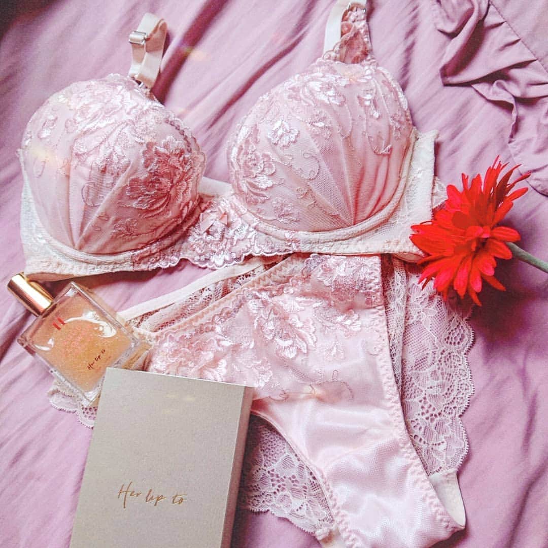 のインスタグラム：「前回載せたブラの着画が好評でした🍒🤍 新ブランドの下着 @ravi.me 💋 . 着け心地もいいし、何より盛れる！🥺❤ フリルも可愛いし、 後ろがスケスケになってるんだよ〜😚❤ . 新しい下着ってテンション上がる！！！ #ravime #ラヴィミー #ランジェリー #ravime_lovemyself #PR #いいね返し」