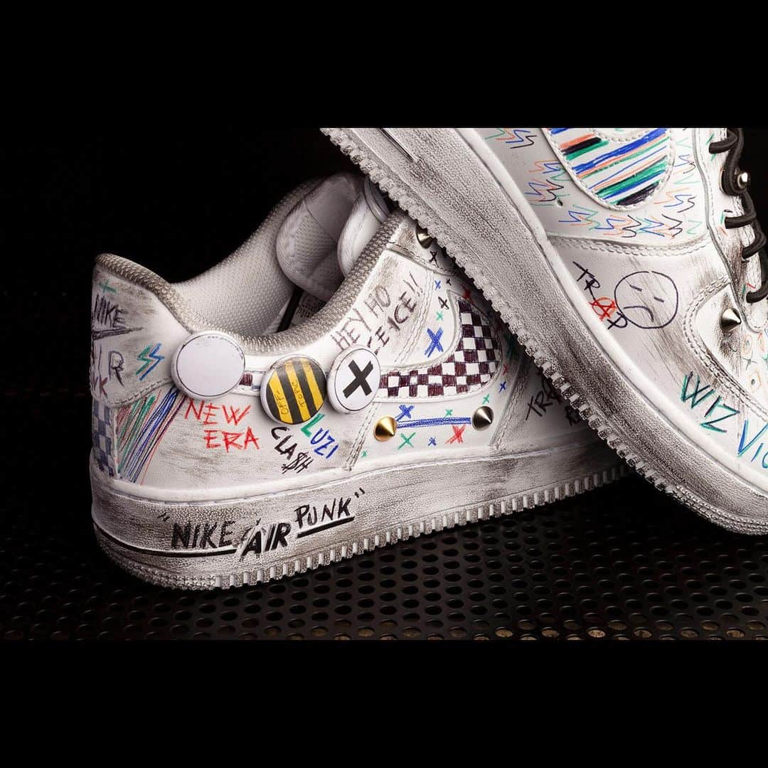 ディオニソさんのインスタグラム写真 - (ディオニソInstagram)「nike Air Force 1 Punky.  #af1 #sneakers #custom #customshoes #sneakerholics #sneakerhead #sneakerfreaker #nikeairforce1 #pins #doodle」11月29日 17時49分 - blackdioniso_lb_lucaberioli