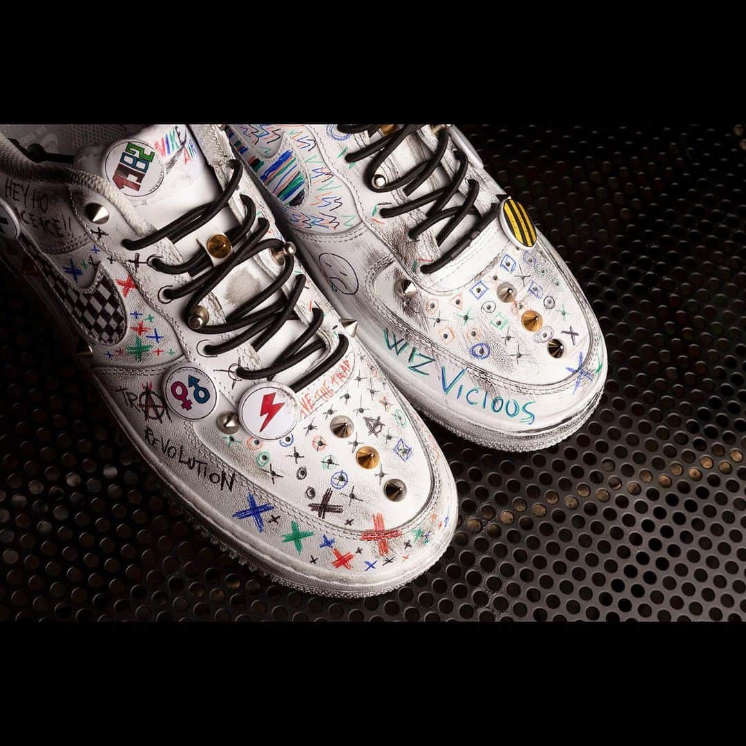 ディオニソさんのインスタグラム写真 - (ディオニソInstagram)「nike Air Force 1 Punky.  #af1 #sneakers #custom #customshoes #sneakerholics #sneakerhead #sneakerfreaker #nikeairforce1 #pins #doodle」11月29日 17時49分 - blackdioniso_lb_lucaberioli