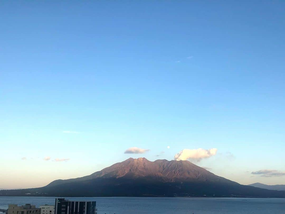 釈由美子さんのインスタグラム写真 - (釈由美子Instagram)「昨日から仕事で鹿児島に来ています✈️  このご時世なので、昨夜は 外での会食も控えホテルの部屋で テイクアウトした長崎ちゃんぽんを食べました。笑  美味しい薩摩料理は コロナ禍が終息したら九州旅行の楽しみに とっておきます🐽  今日は朝から 鹿児島読売テレビさん(KYT)さんで  『西郷さんにも教えたい かごしま最新医療』  という特番を収録してきました。  ゲストに北京オリンピック 水泳の同メダリストの宮下純一さんと ご一緒させて頂きました✨  ２週にわたって放送の2本録りで  1本目が  12月26日(日) 午後4時00分〜午後4時55分 放送 〜ひざ関節編〜  2本目は  12月30日(水) 午後3時00分〜午後3時55分 放送  〜健康に歩こう編〜  膝の痛みや股関節痛について 専門の先生方に鹿児島の最新医療のお話を伺いました💡  いつまでも健康で元気に 自分の足で長く歩き続けたいものです🚶‍♀️  #鹿児島読売テレビ #KYT #宮下純一さん #西郷さん #膝関節痛  #股関節痛 #ロコモ予防 #かごしま最新医療」11月29日 17時50分 - yumikoshaku