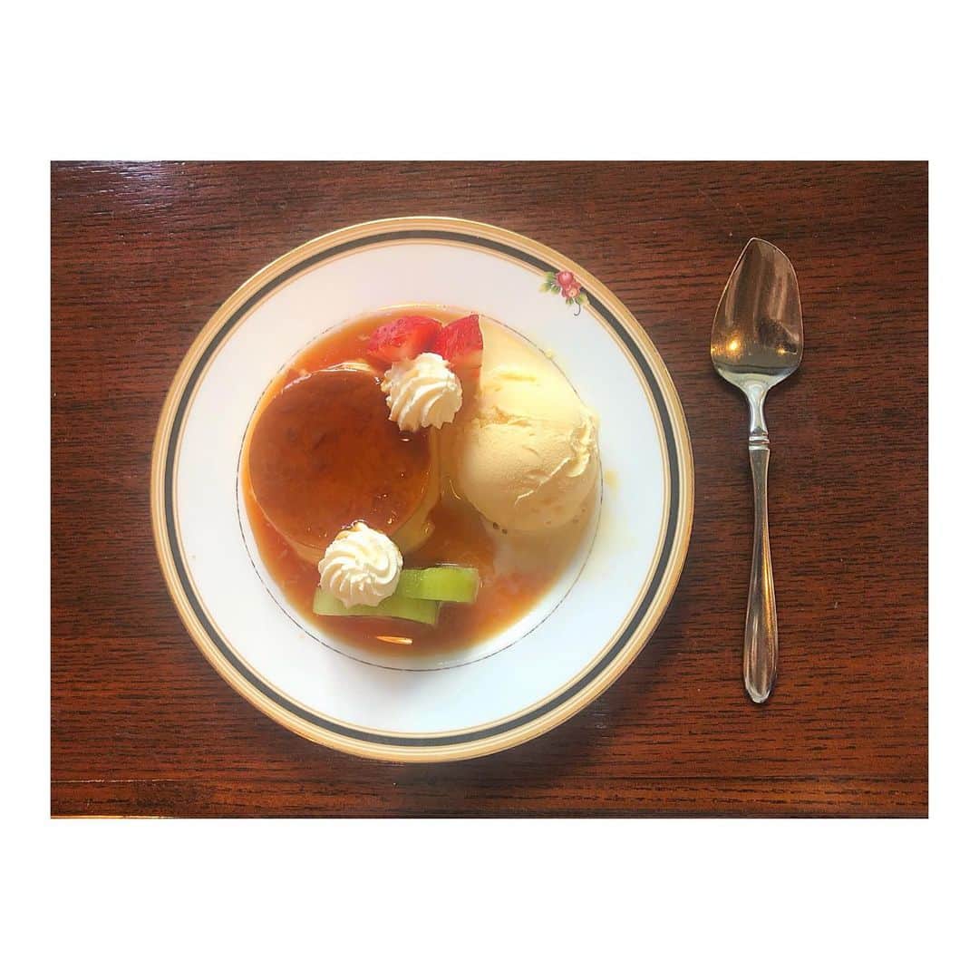 森脇加奈子のインスタグラム：「🍮    プリン・ア・ラ・モードって日本生まれなんですって。 パフェ然り、鍋然り、おせち然り、一つのものにぎゅっと詰め込まれている様ってなんかワクワクして好きです。  もうすこし眺めていたかったのですが、溶け始めるバニラアイスに急かされ、瞬く間にプリン・ア・ラ・モードは行方を眩ましました… #秒で食った」