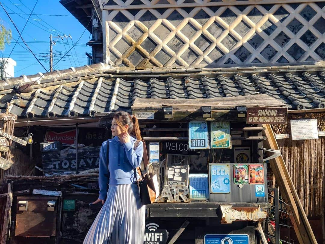 Hairmake Shinoさんのインスタグラム写真 - (Hairmake ShinoInstagram)「伊豆旅中、ペリーロードで見つけた古民家bar! 「Soul bar 土佐屋」 @soulbartosaya_shimoda ． 営業時間前で立ち寄ることはできなかったけど、気になるお店だったからおまけで載せてみました😊 ． ． ． #outfitoftheday Parker: @12twelveagenda Skirt: @ladymade_official @dianashoespress ． ． ． 【OZのよりみちIzukoツアー】 @tokyo_joshibu ． #伊豆旅 #Izuko旅 #東京女子部 #tokyo_joshibu #伊豆女子旅 #伊豆高原#旅好き#静岡#静岡旅行#海が好き #」11月29日 18時03分 - hairmakeshino