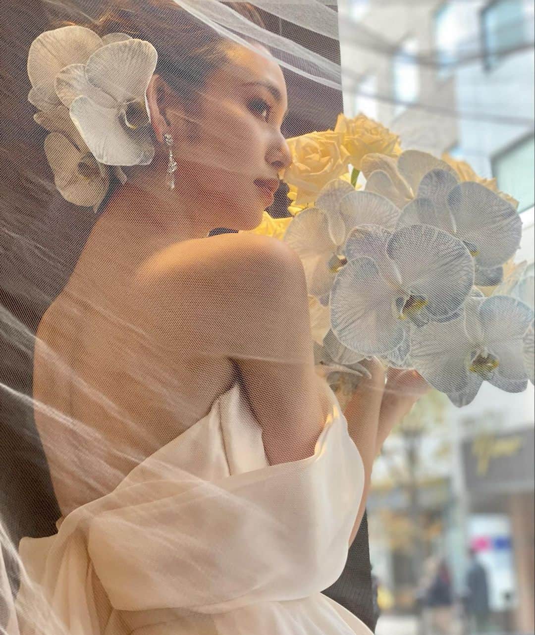 JUNOのインスタグラム：「LUCREZIA × Orchids﻿ ﻿ 淡い水色の胡蝶蘭を﻿ ブラッシュカラーのドレスにあわせて﻿ ﻿ 胡蝶蘭の花言葉は﻿ 「幸福が飛んでくる」「愛情」﻿ ﻿ 大輪の胡蝶蘭は 優雅に花嫁の想いを運びます﻿ ﻿ ﻿ Dress : Antonio Riva “LUCREZIA”﻿  ﻿ #inesdisanto﻿ #MARCHESA﻿ #antonioriva﻿ #naeemkhan﻿ #inmaculada﻿ #kennethpool﻿ #zacposen﻿ #juno﻿ #junowedding﻿ #wedding﻿ #weddingdress﻿ #viktorandrolf ﻿ #lenamedoyeff ﻿ #ジュノ﻿ #ウエディング﻿ #ウェディング﻿ #ウエディングドレス﻿ #ウェディングドレス﻿ #ドレス﻿ #プレ花嫁﻿ #2020冬婚﻿ #2021春婚﻿ #福岡花嫁﻿ #東京花嫁﻿ #九州花嫁﻿ #関東花嫁」