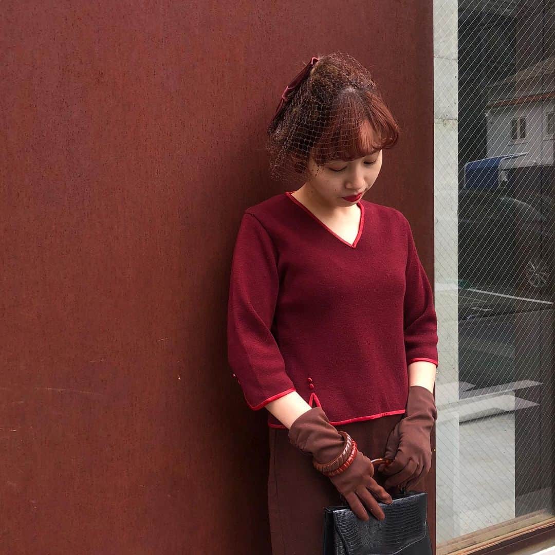 のインスタグラム：「🍂NEW ARRIVAL🍂  ☑︎vtg bordeaux chinoiserie design knit tops  シノワズリのムードを盛り上げる、こっくり赤味のブラウンでまとめたコーディネート。  秋冬らしいミンクファー付きのチュールヘッドドレスに、カッティングが美しいベークライトのイヤリングとバングルで上質な重厚感のある装いに仕上げて。  💌DMよりお問い合わせ/通販承っております💌  ------------------------------------ 🛍NUTTY通販について🛍 ------------------------------------- ＜ONLINE STORE＞ VINTAGE▶︎http://nutty.theshop.jp/ USED SELECT▶︎https://nuttyselect.official.ec/ （プロフィールページURLよりjump🕊） ㅤㅤㅤㅤㅤㅤㅤㅤㅤㅤㅤㅤㅤ ＜VIDEO CHAT SHOPPING＞ テレビ電話をお繋ぎして、リアルタイムでご案内いたします。詳細は過去の投稿をご覧ください。」