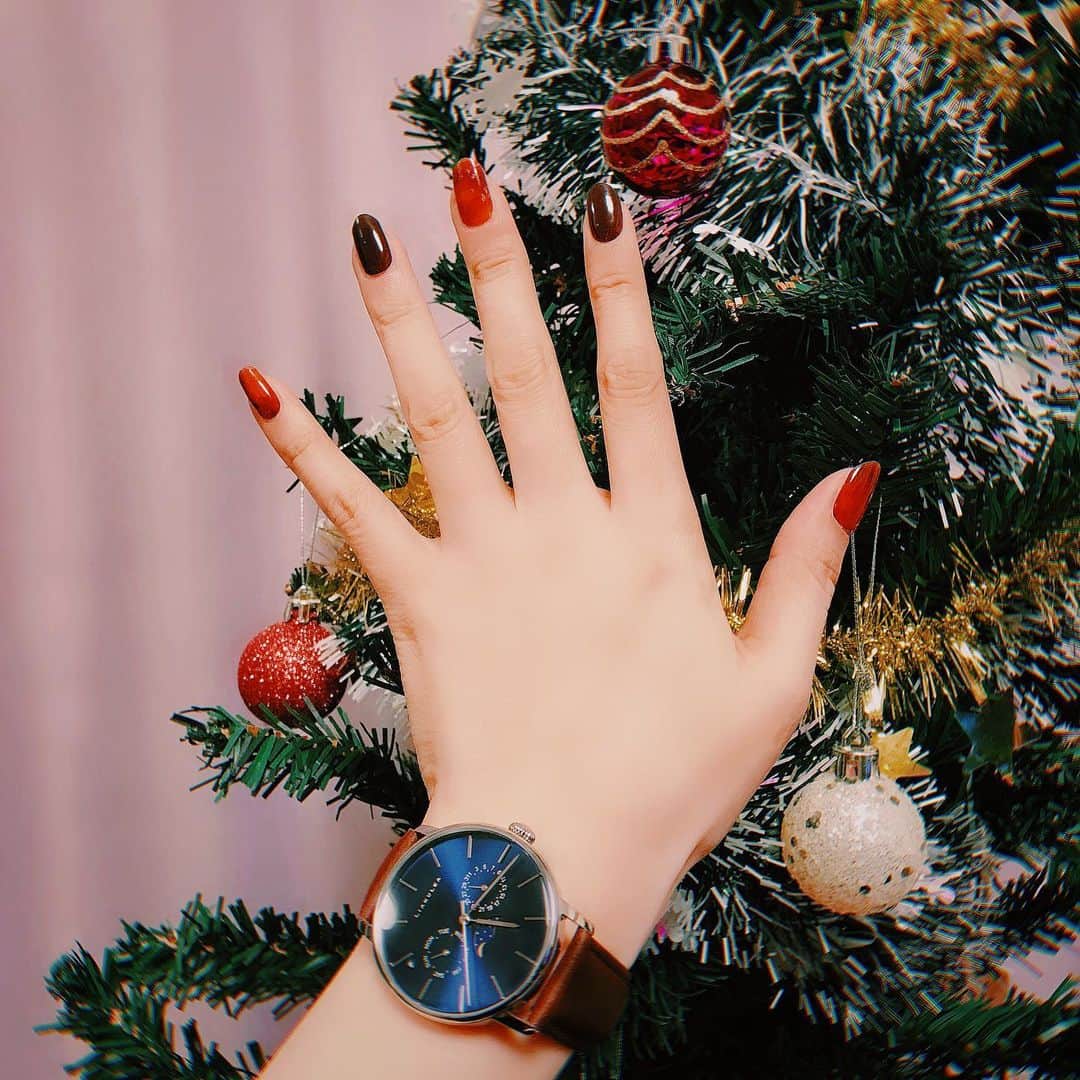 atmmyさんのインスタグラム写真 - (atmmyInstagram)「べっ甲ネイルにしてみた🎄 ブラウンの腕時計とかアクセサリーに合うよね🧸🍰  リアクレアの腕時計、夜だから月が見えてるの可愛い🌙🌌 ﻿ リアクレアの10％OFFクーポンコードあります♪ →【atmmykt118】﻿※1年間有効＾＾  公式アカウント→ @liakulea_japan  クリスマスの時期大好き☃️🎅🍗﻿  #セルフネイル #ジェルネイル #べっ甲ネイル #ネイルデザイン  #クリスマスツリー #ブラウンネイル #手元くら部  #リアクレア #腕時計 #pr #zinipin #zinipin_nail」11月29日 17時59分 - atmmy