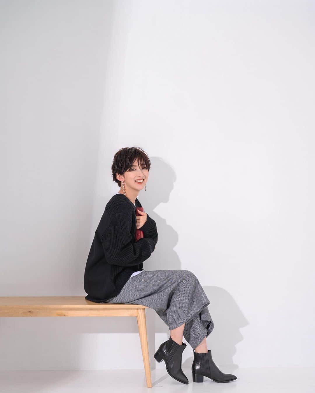 石井のり子のインスタグラム：「** 昨日ストーリーズをたくさんあげましたが、先日仕事復帰した第一段が　@hushpuppies_appareljapan のHPで公開されました。 * モデルの仕事を24年ほどしていますが初めての経験。 今回はスタイリングにも携わらせていただきました。 いつもは商品である服や小物を身に付けて、どういう女性像を表現するかを考えるんですが、今回は小物が全て私物だったため、なんだか普段の私っぽい仕上がりになった気がします。 良かったら見てみてください♡ * * camera @takeuchihidemi  hairmake @megumi_up  stylist @chiharu.u1109  * @hushpuppies_appareljapan  @mmitsuoka  * ありがとうございました❤︎ * * #mywork #model #fashion #hushpuppies #styling #workingmoms #shooting」