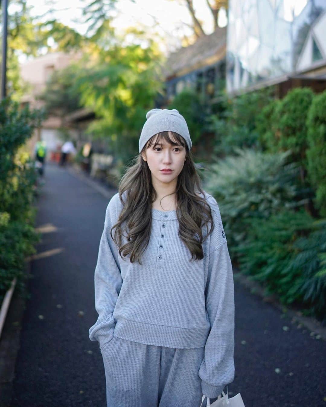 fukishaljのインスタグラム：「Sunday morning ootd ☀️ 1.2.3.4.5...6?? 参考におしえてください📝✨  このパジャマね、 ジャケットやコート羽織って ワンマイルウェアとしても大活躍で 3色ぜったいゲットしたいくらいおきにいりなの😝🤍」