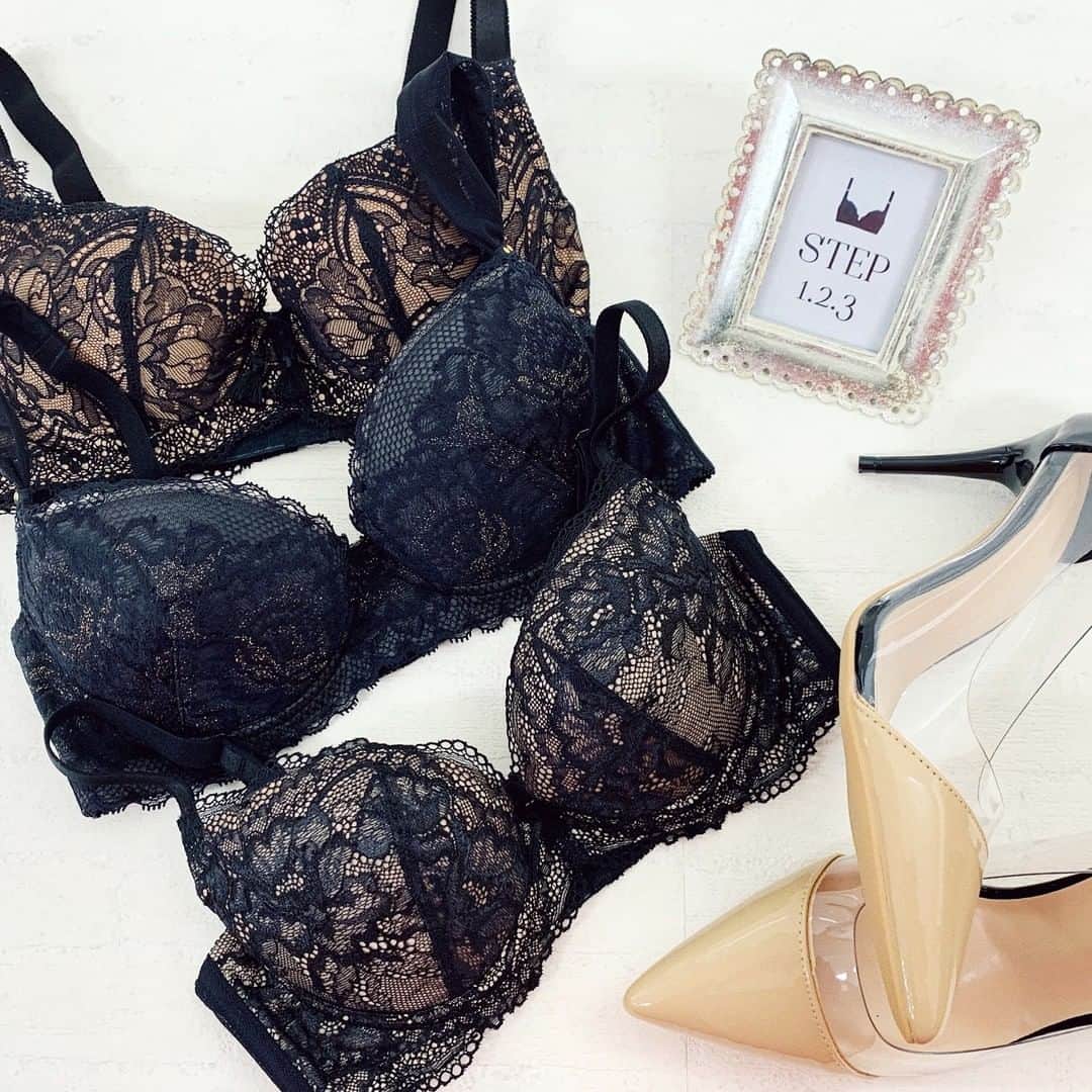 BradelisNewYork/ブラデリスニューヨークのインスタグラム：「一人一人の《理想の美》へ導く、ブラデリスの育乳３STEP.♡+゜ どんどんキレイになっていく自分を思い浮かべて、今日から始めてみませんか？ . . -STEP1-  STEP1のブラは、背中や脇へ流れたお肉が逃げずに しっかりキープできるよう、 ワイヤーの幅が広く設計されています。  毎日、ブラの中へお肉を入れ込み、 逃げないようにワイヤーでキープすることで 背中や脇のお肉が少しずつバストへ移動し、 バージスラインが出来上がります♪  -STEP2-  STEP2のブラは、STEP1で集めたお肉を中央に寄せ、 谷間ができるように ワイヤー幅・乳間が狭く設計されています。  ワイヤー幅・乳間が狭くなった分、 カップが深くなっているので お肉をさらに寄せ集め、 高さを出し谷間を作りやすくなっています♪  -STEP3-  STEP3のブラは、STEP1・2で集めて寄せたバストを 下から持ち上げ、デコルテにボリュームと丸みが 出来るように設計されています。 ブラデリスが理想とする、 ふっくらと丸みのあるバストに整えます♪ . . 「変わっていく」「もっと美しくなれる」という感動を一人でも多くの方々に.+♡ . . . #ブラデリス #ブラデリスニューヨーク #bradelis #bradelisnewyork #育乳ブラ #育乳 #補整ブラ #補整下着」