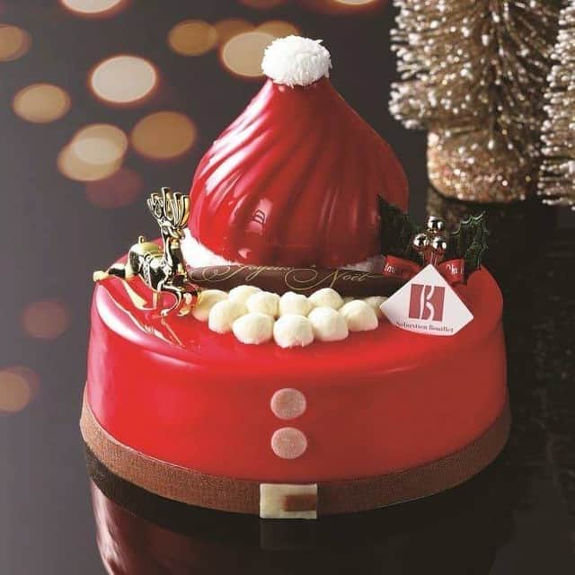 オズモール編集部さんのインスタグラム写真 - (オズモール編集部Instagram)「【サンタモチーフが愛らしい🎅真っ赤なXmasケーキ】 おうちパーティが増えそうな今年のクリスマス。 大切な人と少人数で過ごすおうちクリスマスでも、年に1度のクリスマスは非日常気分を味わってほしいから、鮮やかな赤が印象的なXmasケーキをご紹介！　  西武池袋本店（@ikesei_sweets_gourmet）が贈る2020年のクリスマスケーキは、一緒に食べる人の笑顔を思い浮かべながらセレクトしたくなるものばかり。なかでも“柔軟であり斬新”をテーマに数々のユニークなお菓子を提案する「セバスチャン・ブイエ」が贈る、サンタをモチーフにした愛らしいプチサイズケーキに注目。  フランボワーズのムースやジュレ、レモンクリームを使用。サンタ帽子の中にミルクチョコムースが入っており、甘酸っぱくも豊かな味わい。  人気のXmasケーキはすぐに完売してしまうので、早めに予約するのがおすすめです。 詳しくは「オズモール　クリスマスケーキ」で検索、またはストーリーズのURLをチェックしてみてくださいね☺️ㅤ @ozmall_editors @ikesei_sweets_gourmet @bouillet_japon #オズモール #ozmall #クリスマス #クリスマスパーティ #ホリデーシーズン #クリパ #おうちクリスマス #クリスマスパーティ #クリスマスケーキ #西武池袋本店 #西武池袋 #スイーツ #セバスチャンブイエ」11月29日 18時00分 - ozmall_editors