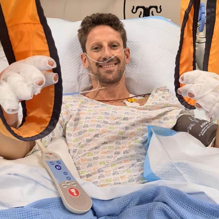 ロマン・グロージャンのインスタグラム：「Update from the hospital - might not be able to reply to all the messages I got for a while.  Thank-you for all the support and to the FIA and medical crews that took care of me. Hope to see you all soon 💪」