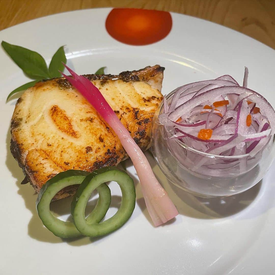 松久信幸さんのインスタグラム写真 - (松久信幸Instagram)「One of Matsuhisa’s signature dishes.  #umamiseabass  Finely chop the pieces of vegetables and unused parts with food processor, and salt and other ingredients to make a base, soak fish or chicken, and then bake. I got an idea from my friend chef Wakiya.  The second photo is chicken wings 🐓  #umami #enzymes  #aritaxnobu @nobumatsuhisa_dinnerware  @matsuhisabeverlyhills  @wakiya_stagram」11月30日 4時54分 - therealnobu
