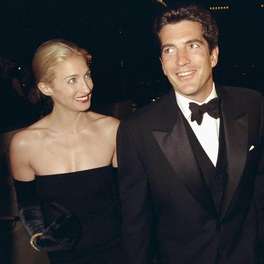 E! Onlineさんのインスタグラム写真 - (E! OnlineInstagram)「JFK Jr. and Carolyn Bessette had been married for less than 3 years when they were killed in a plane crash in 1999. The complicated reality of their tragic, legendary love story is at the link in our bio. (📷: Getty Images)」11月30日 3時30分 - enews